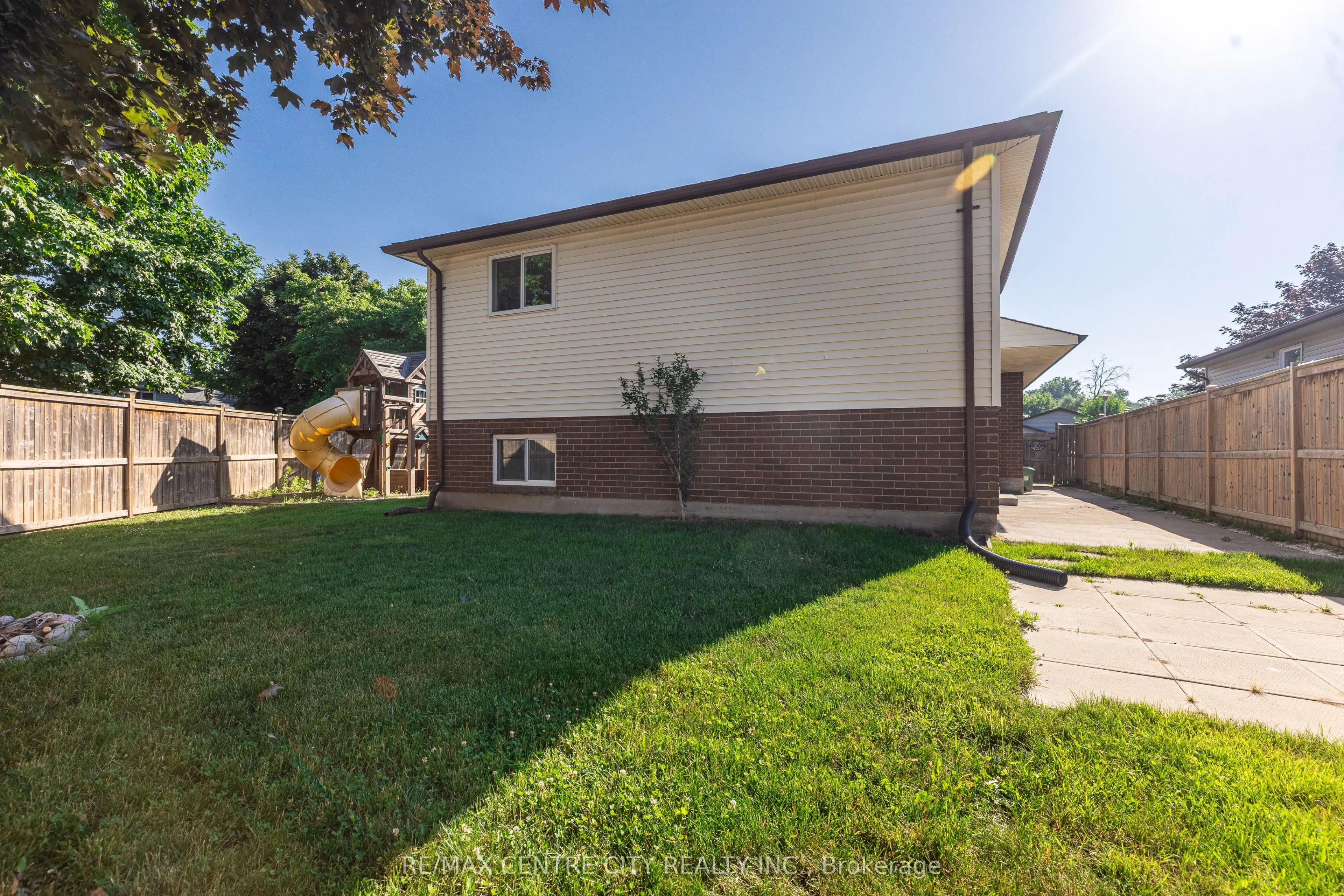 214 Portsmouth Crescent E