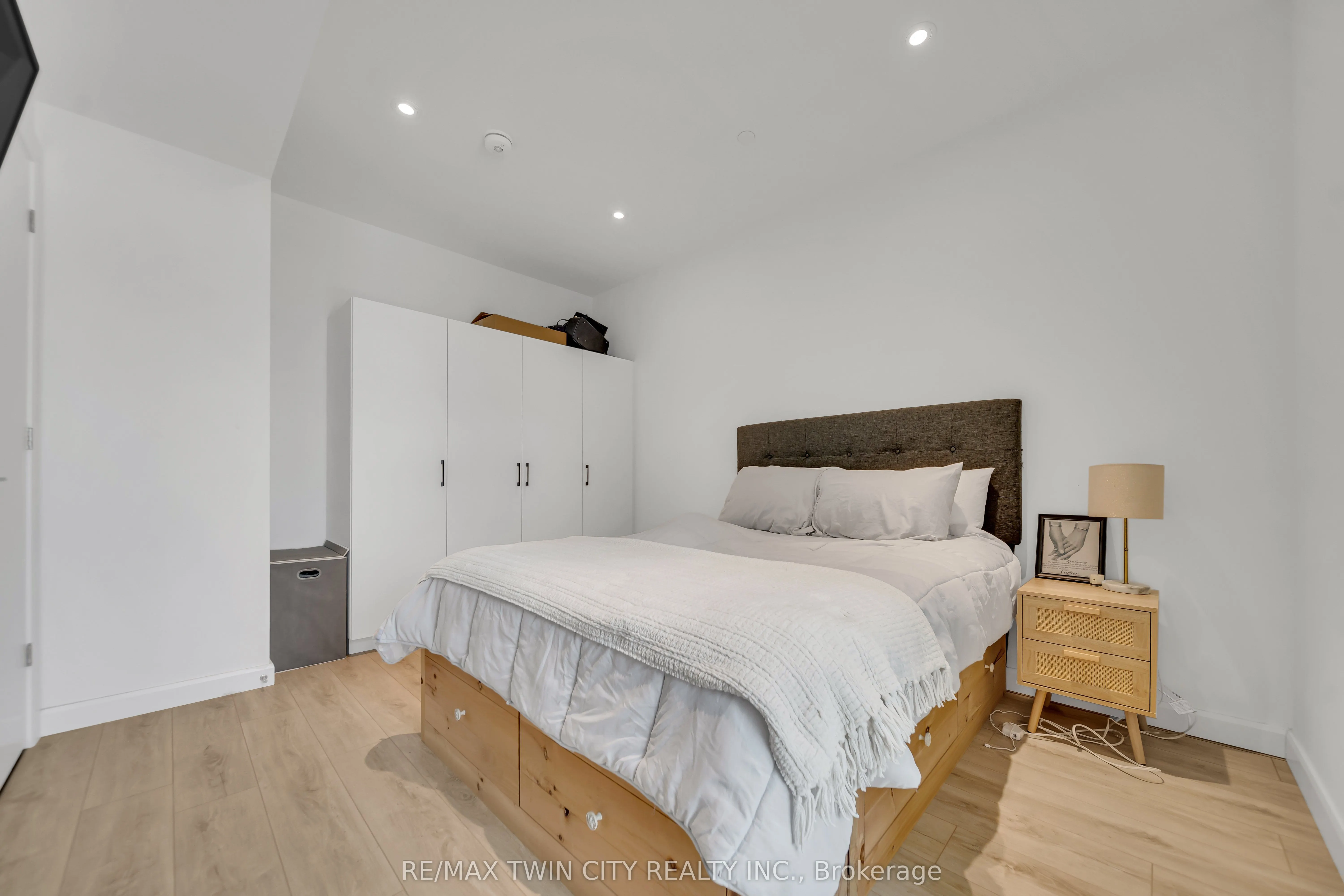 741 King Street W, #906