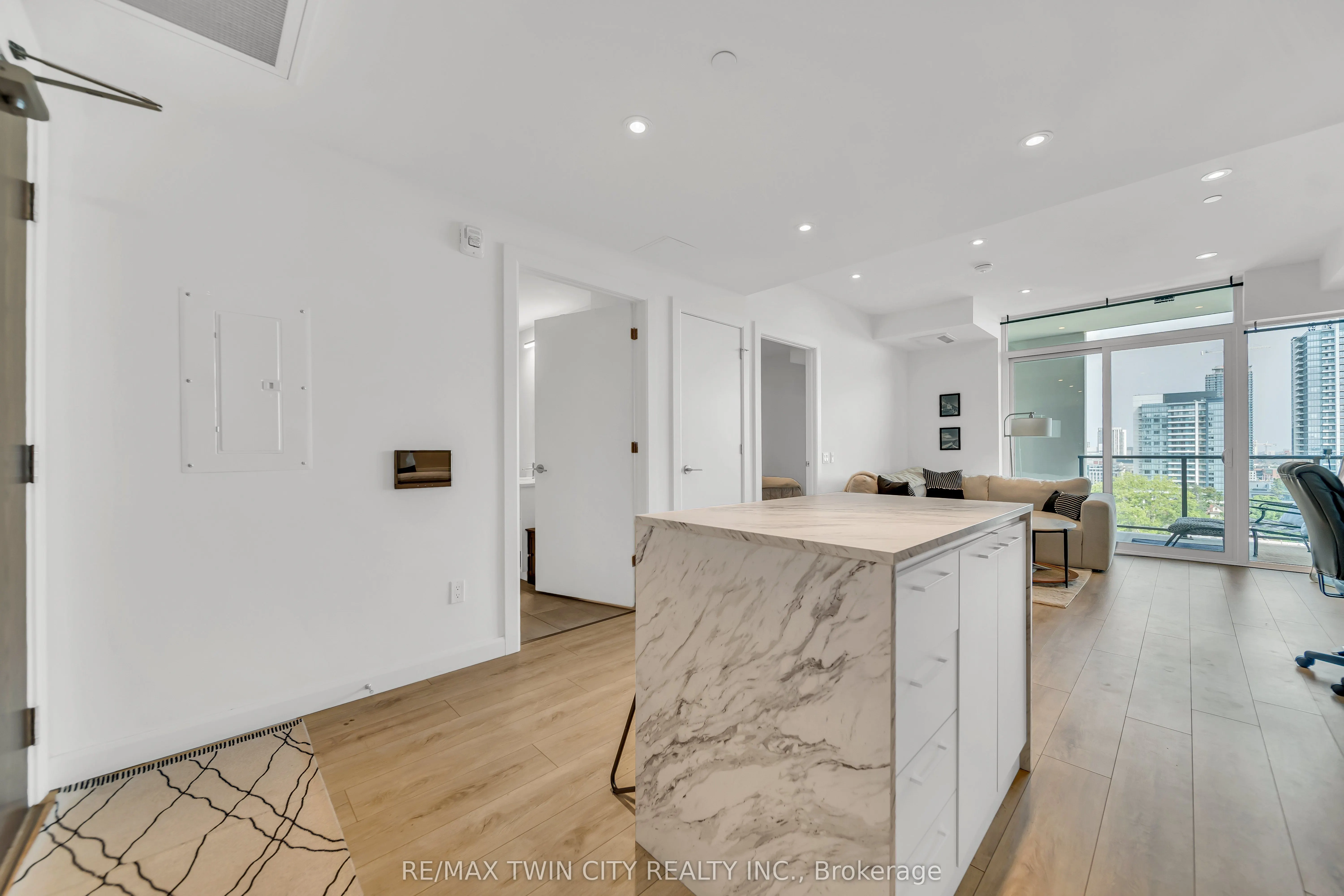 741 King Street W, #906