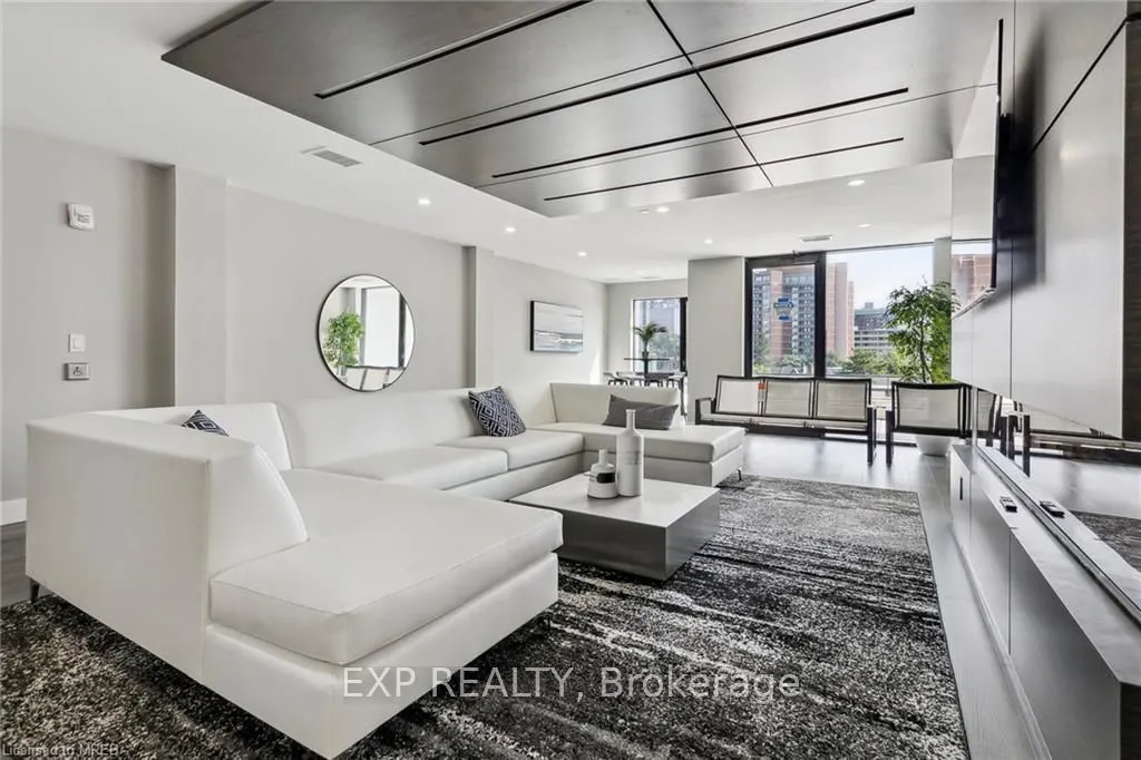 15 Queen Street S, #805