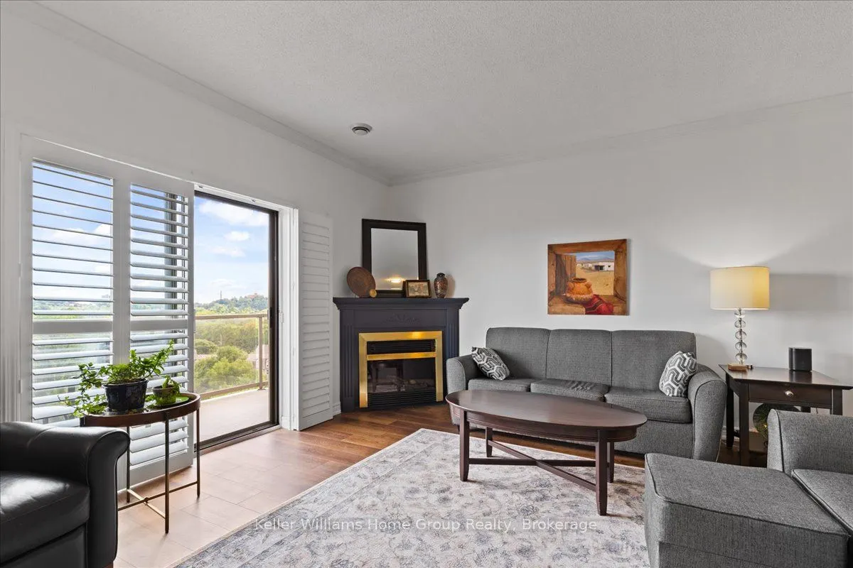 60 Wyndham Street S, #809