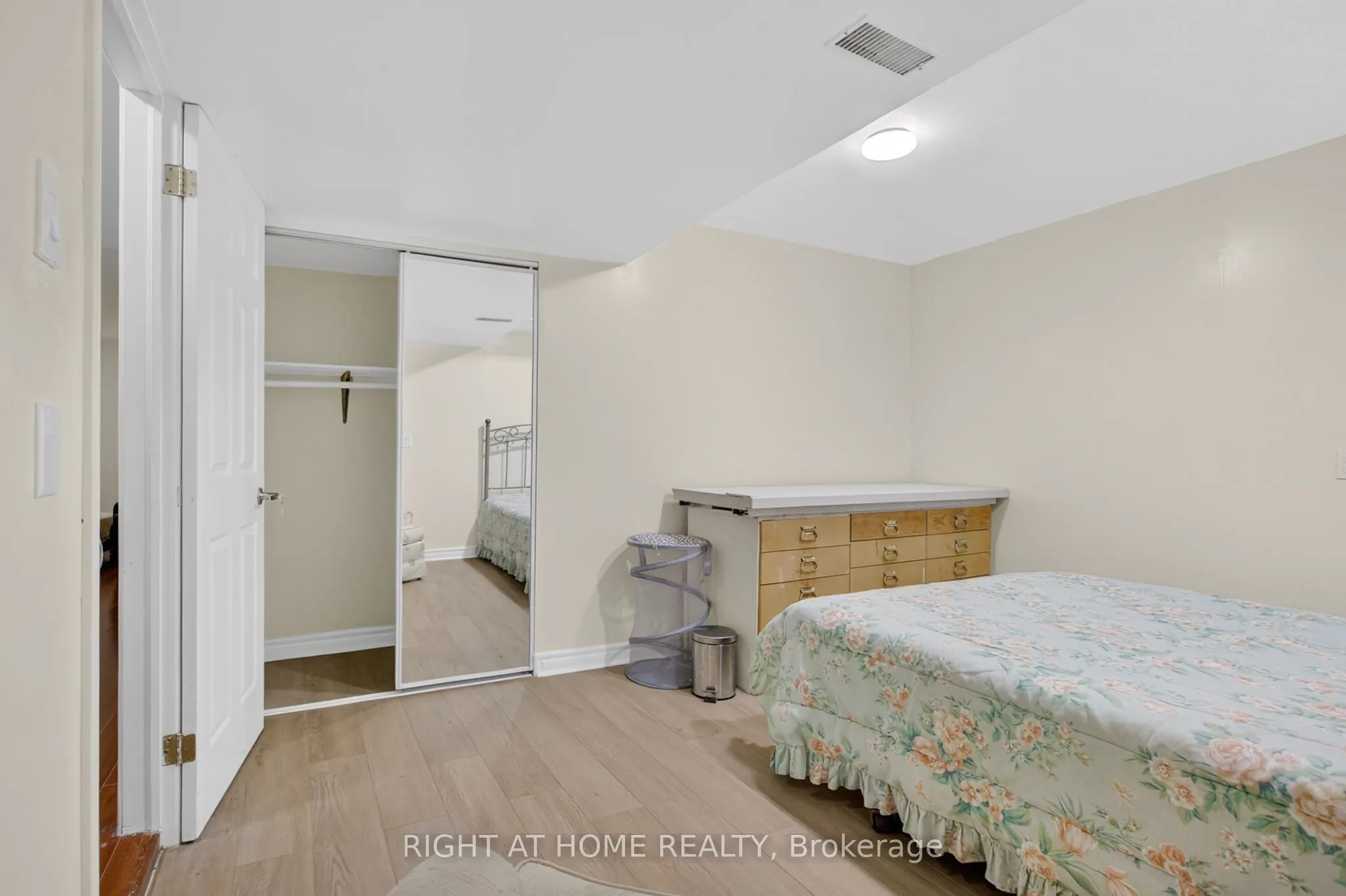212 Holbeach Crescent