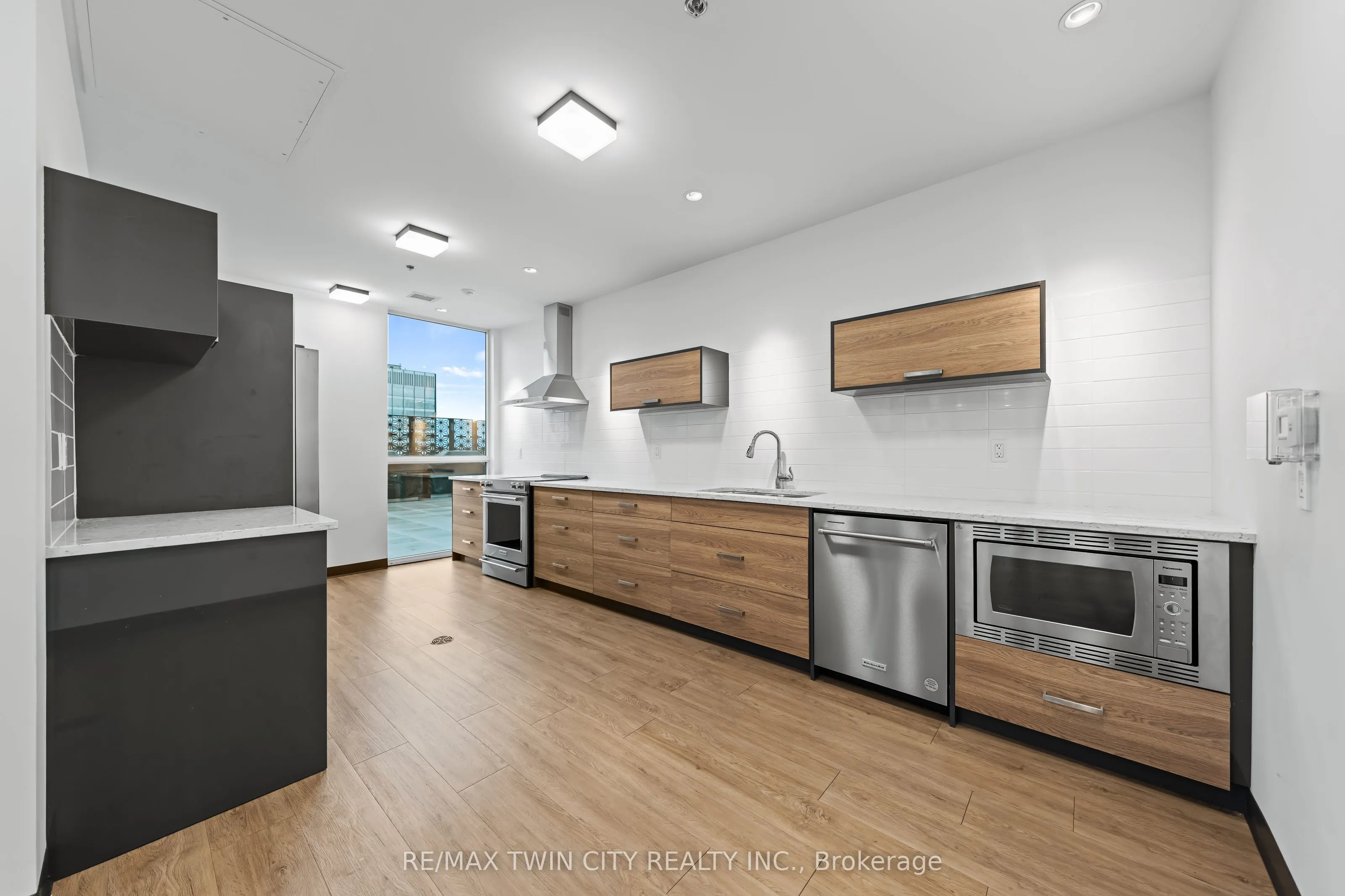 60 Charles Street W, #2407