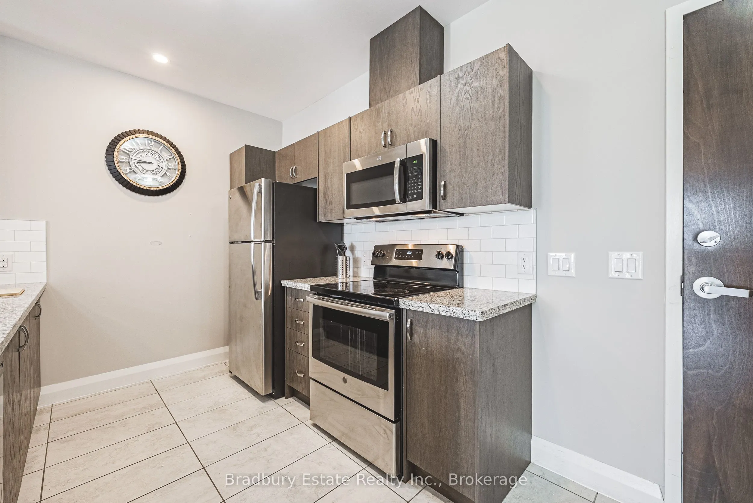 118 King Street E, #819