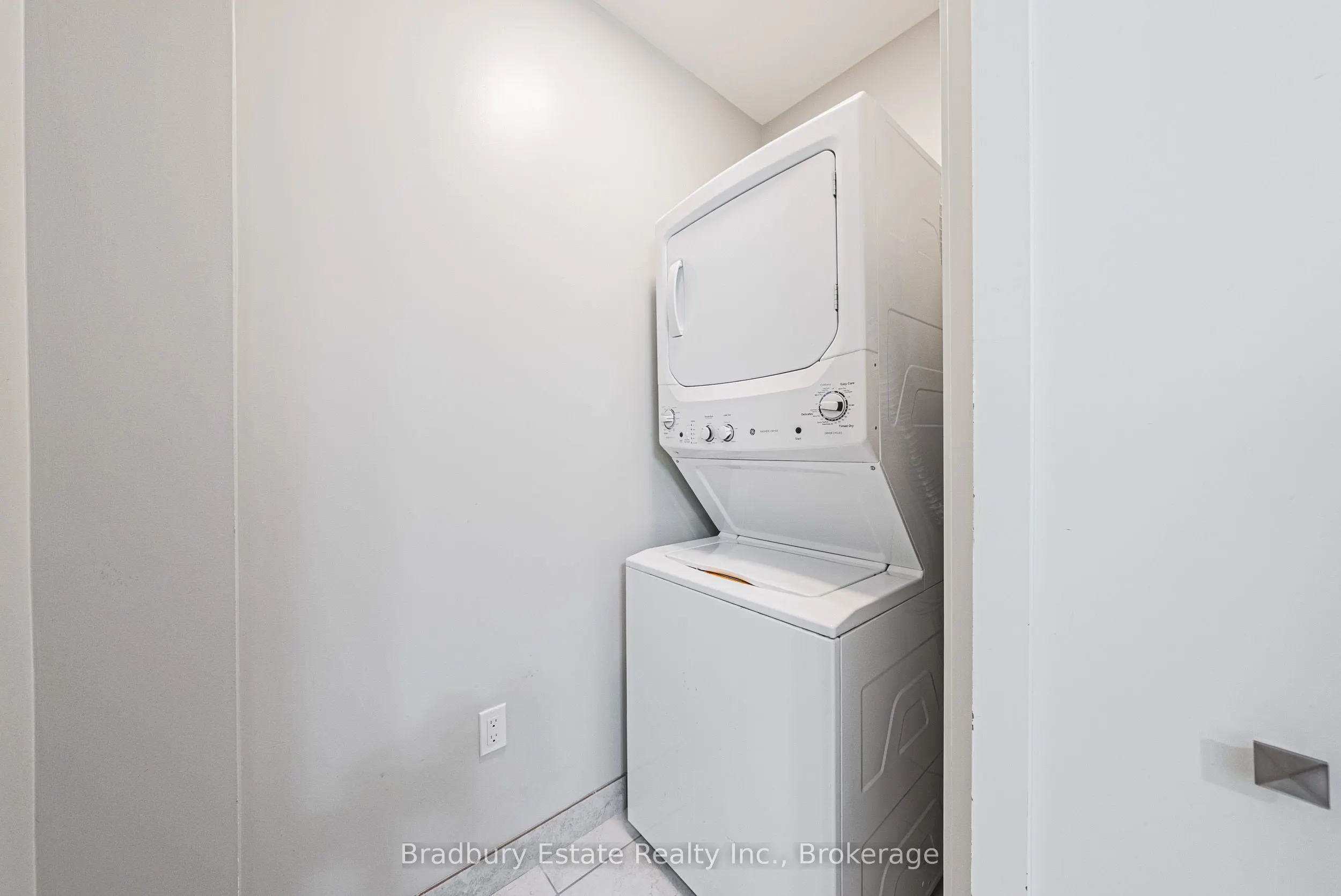118 King Street E, #819