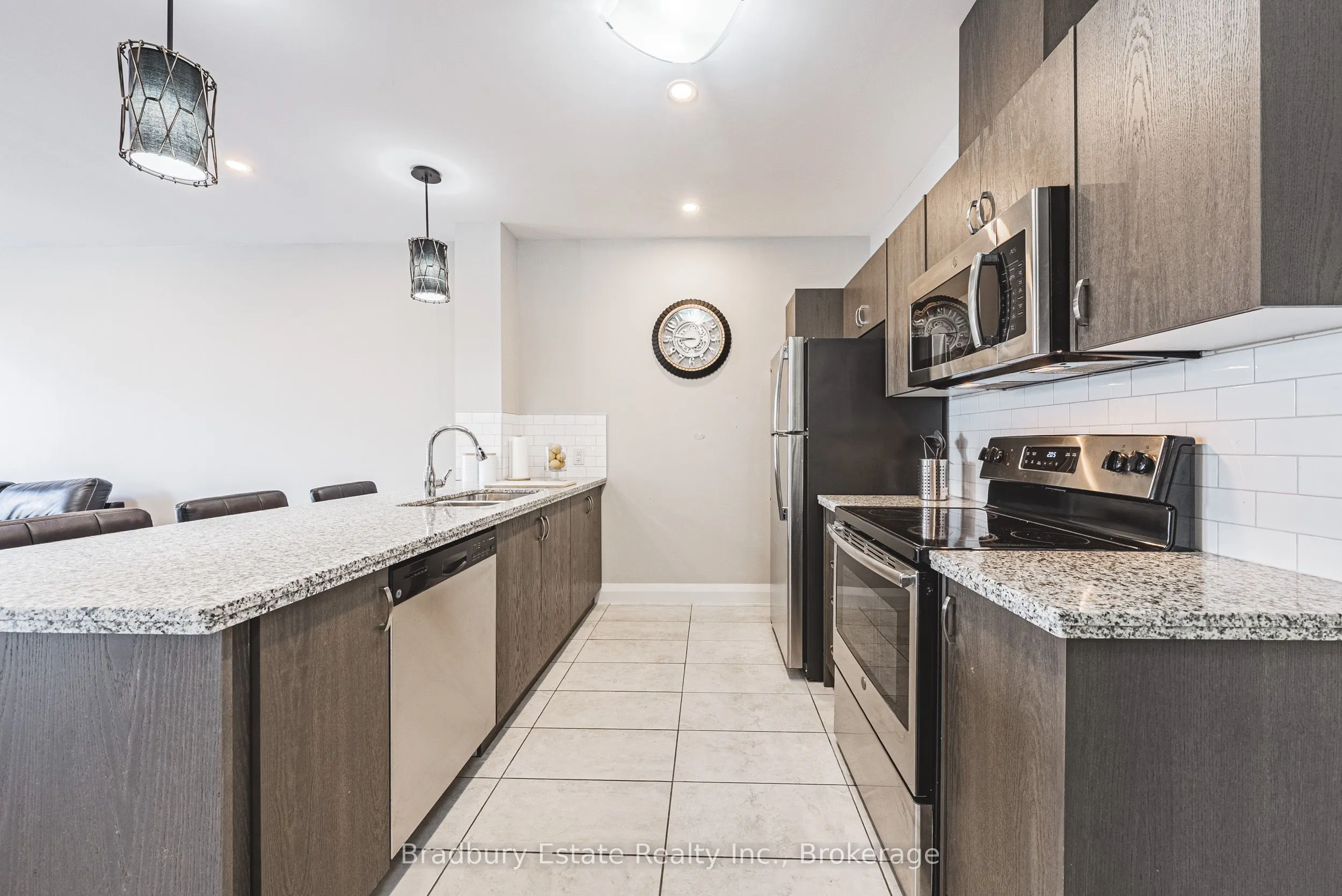 118 King Street E, #819