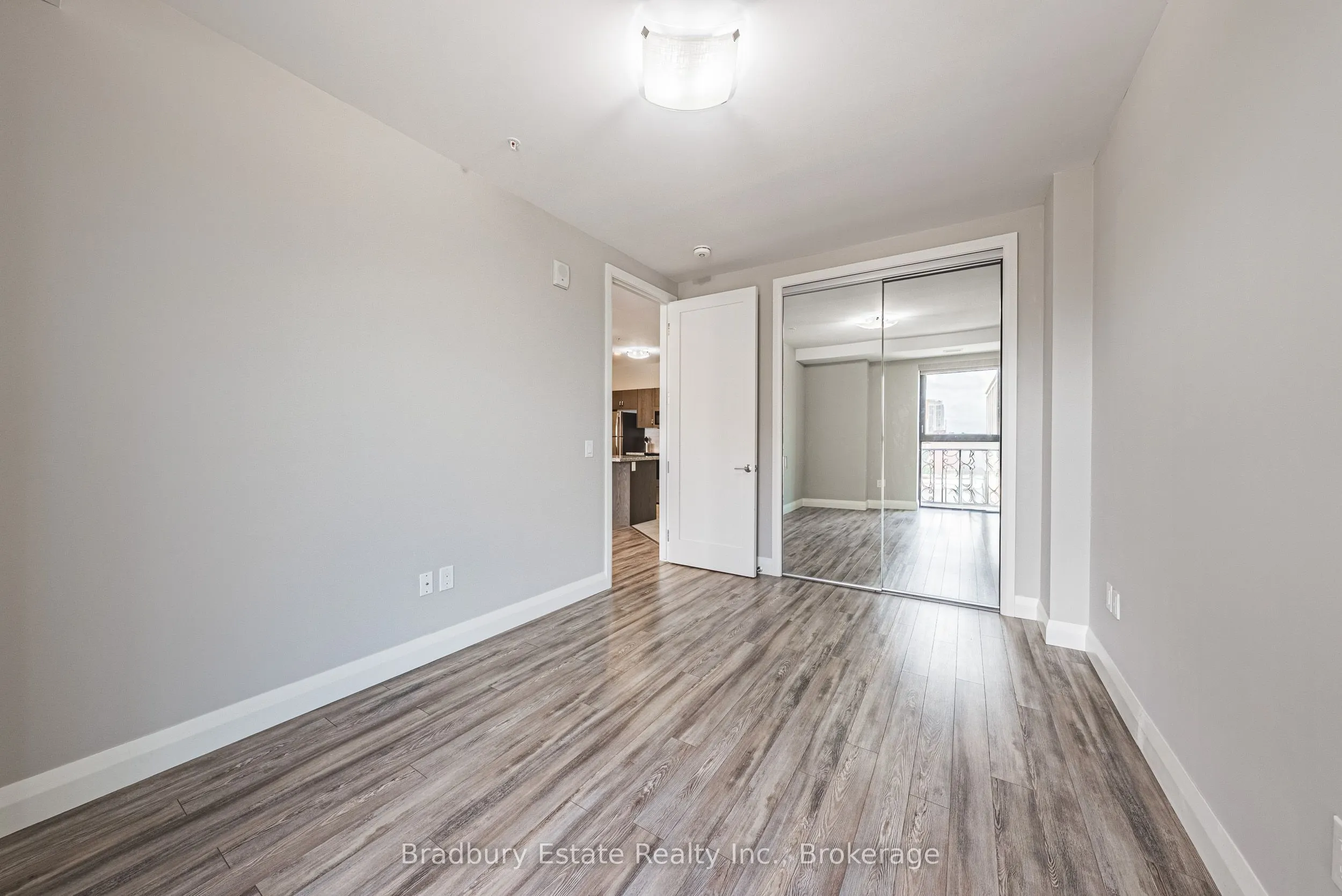 118 King Street E, #819