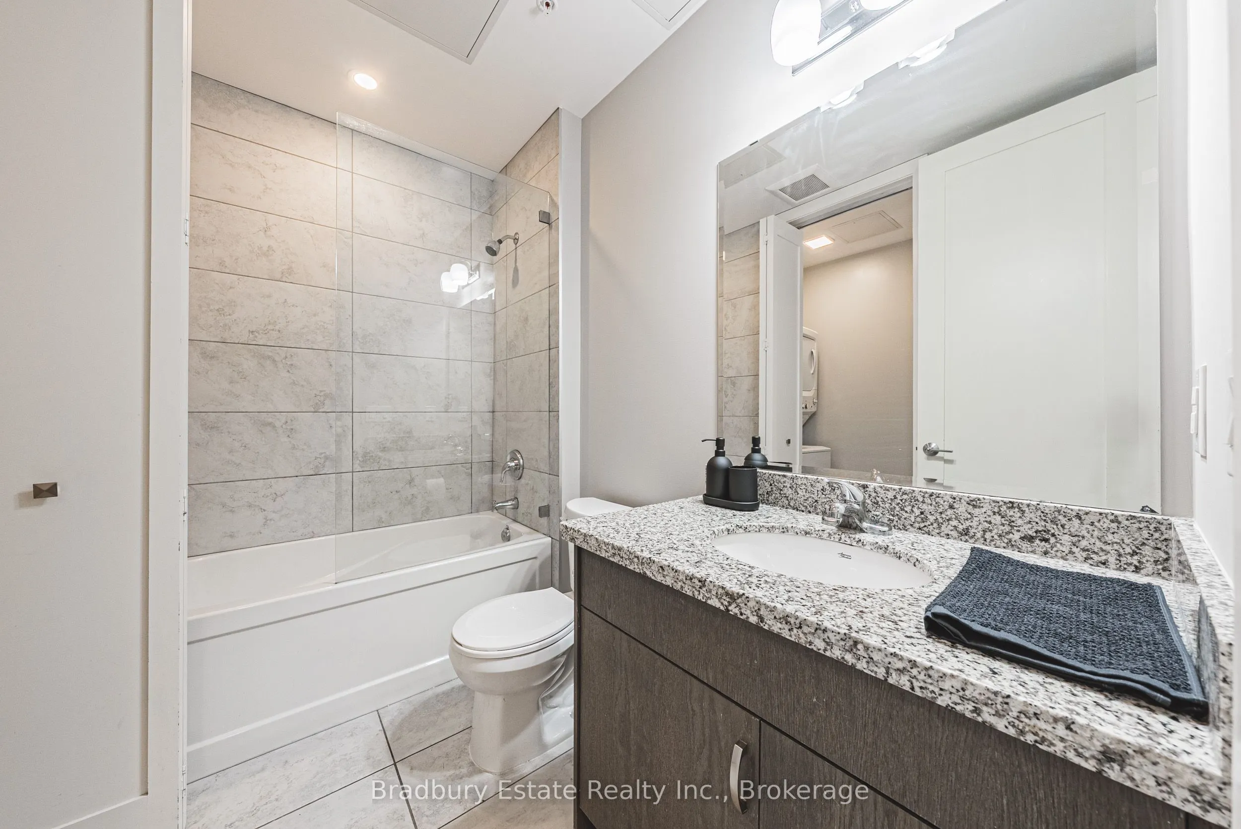 118 King Street E, #819