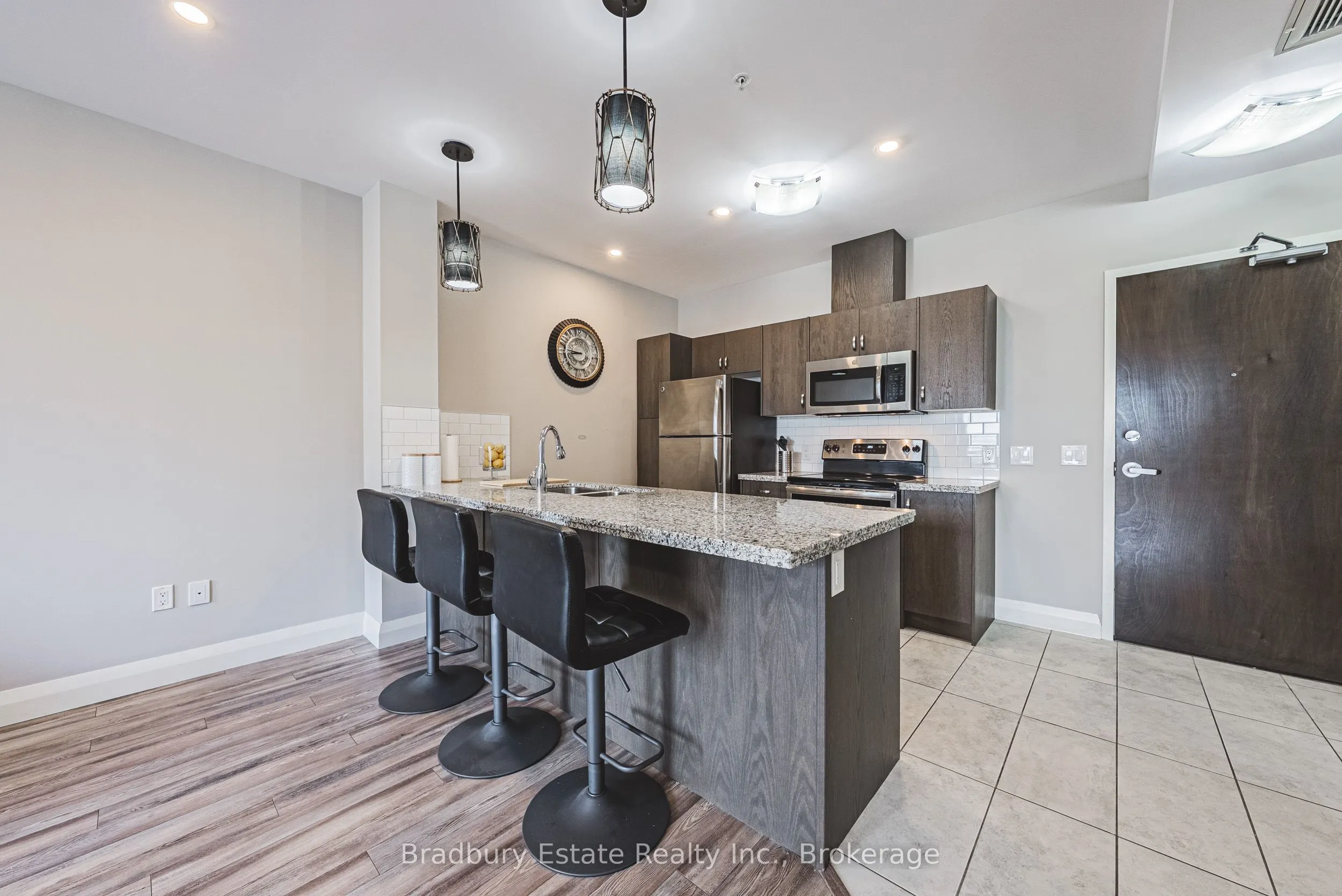 118 King Street E, #819