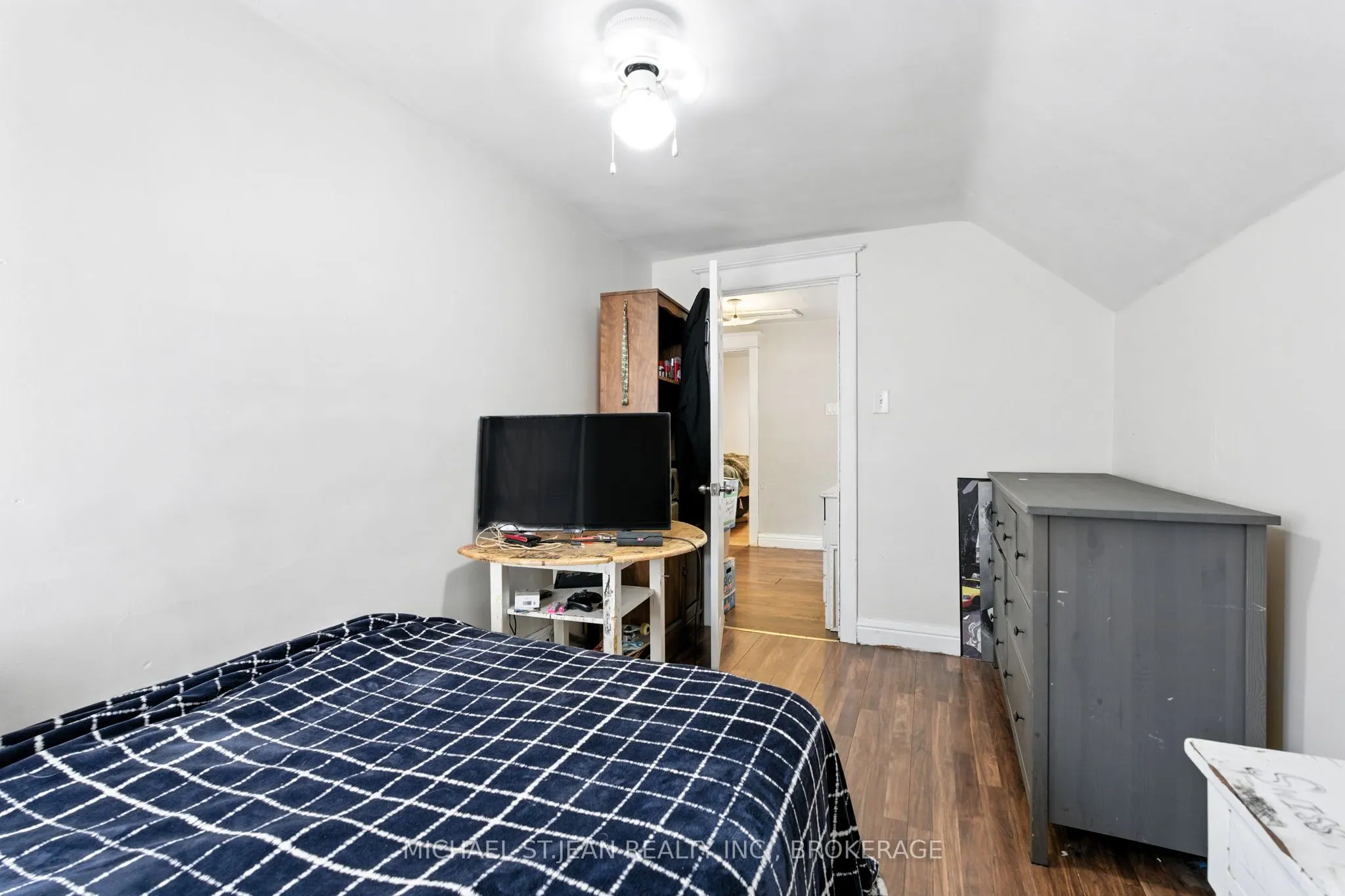 98 Tuxedo Avenue N