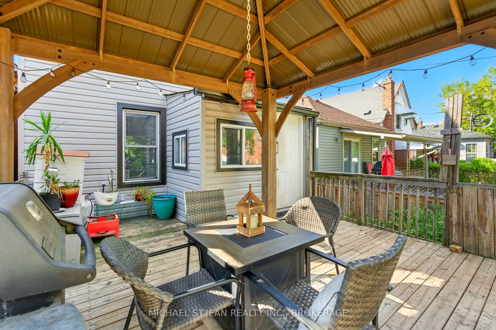98 Tuxedo Avenue N