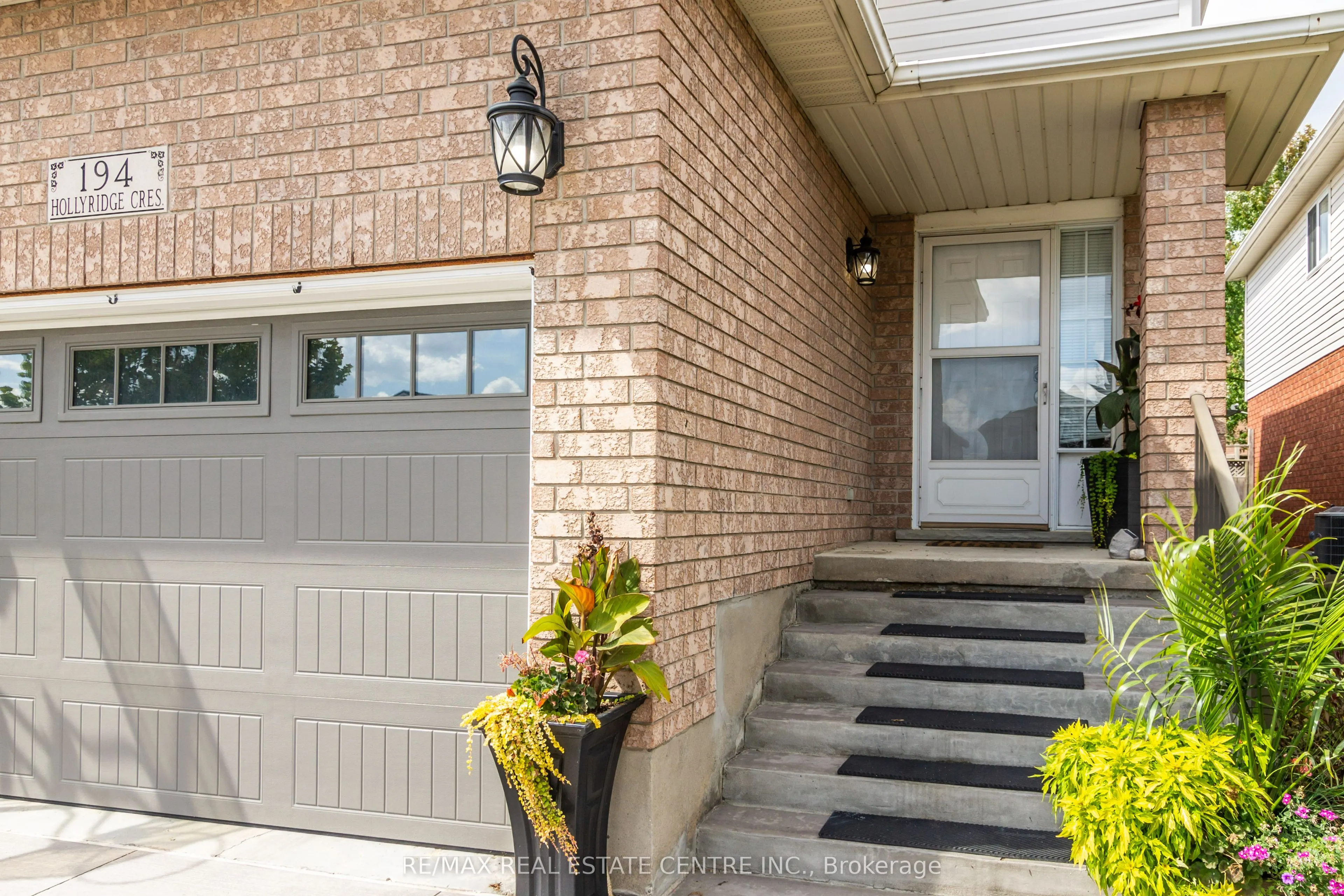 194 Hollyridge Crescent