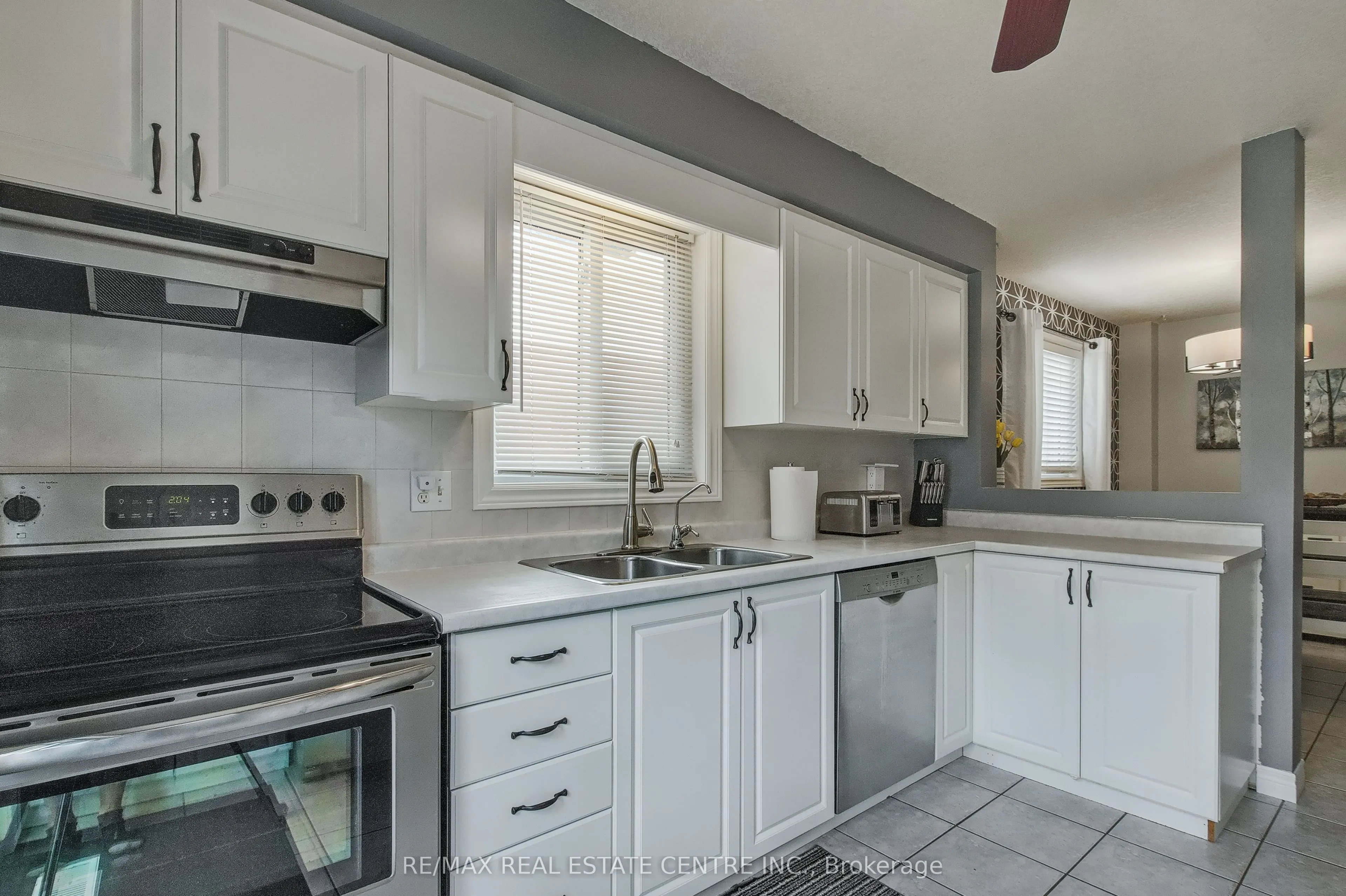 194 Hollyridge Crescent