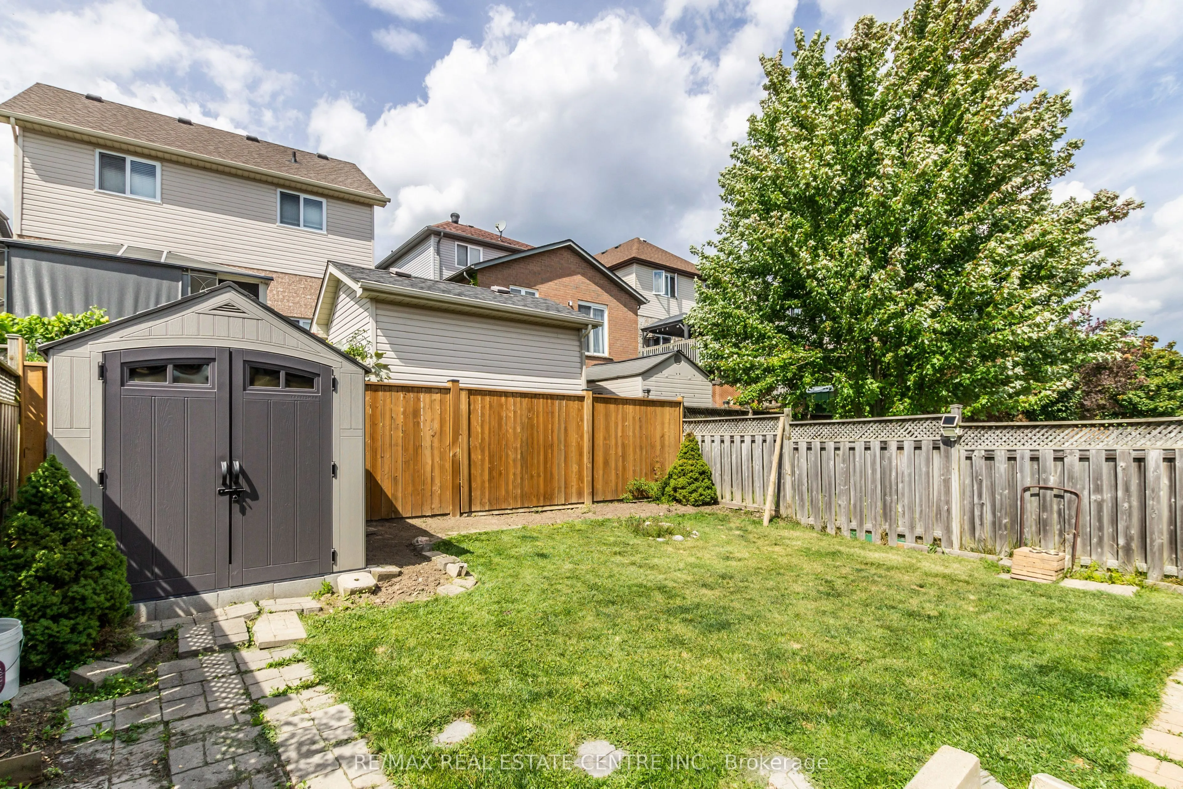 194 Hollyridge Crescent