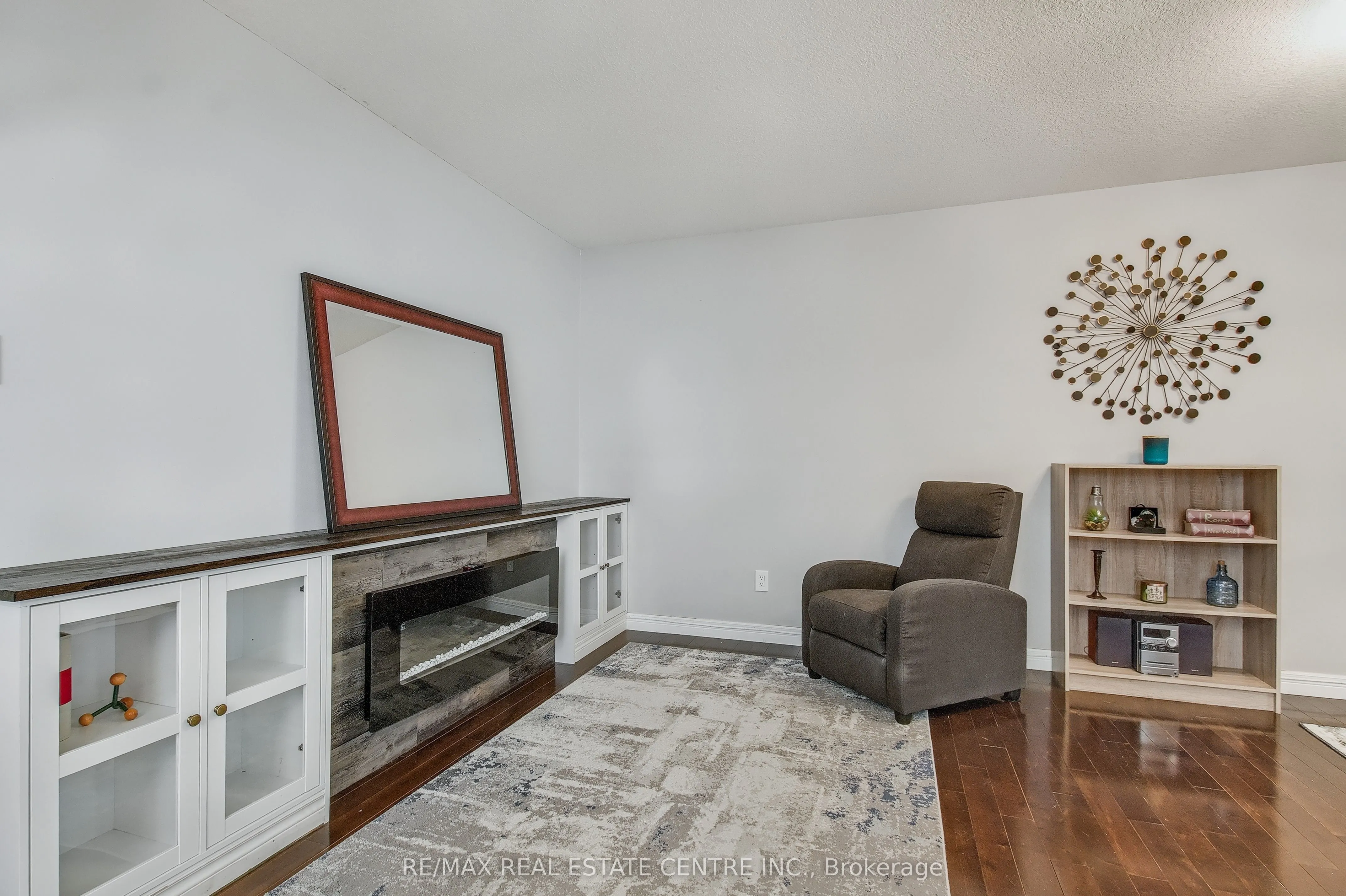 194 Hollyridge Crescent