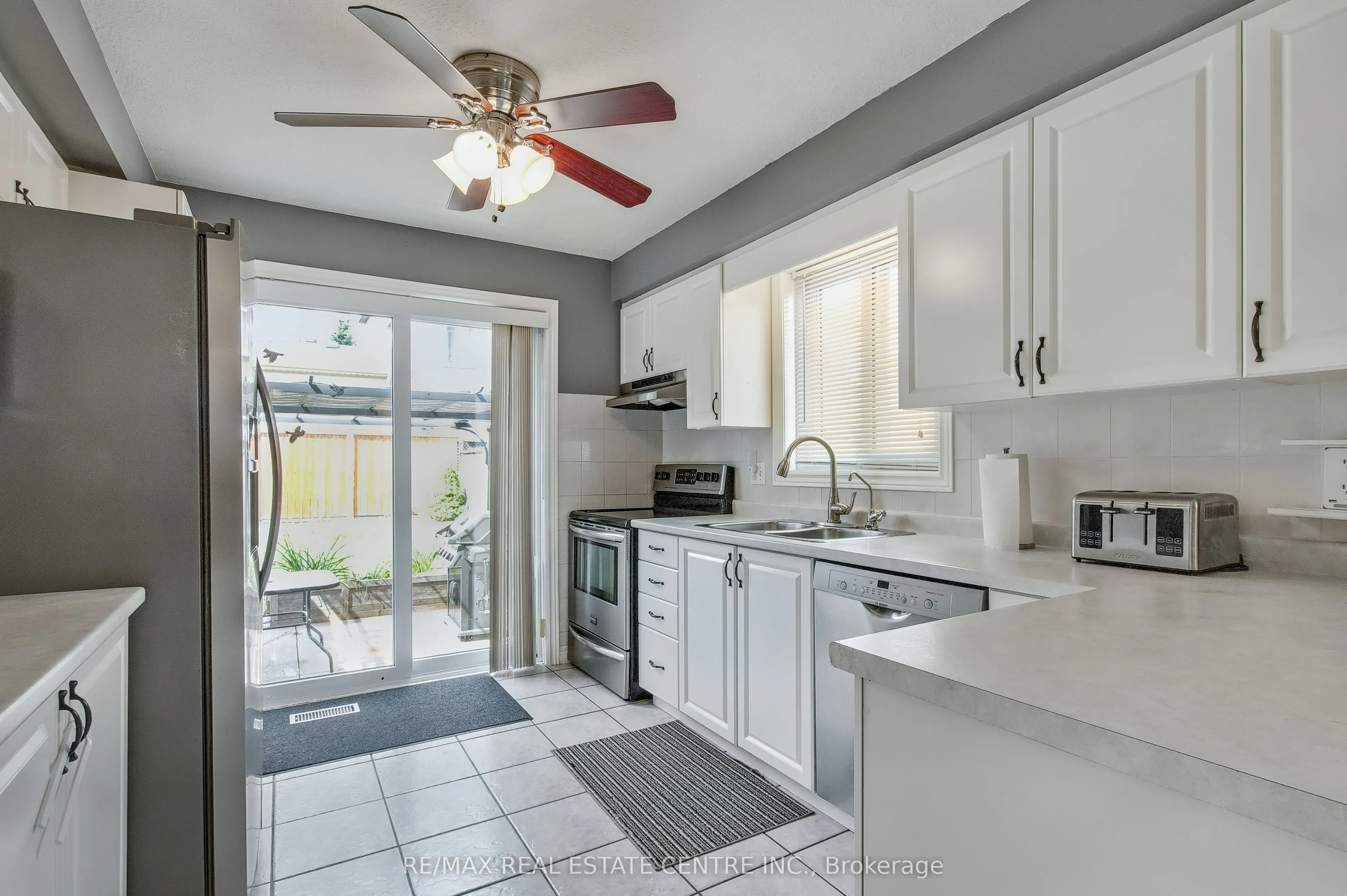 194 Hollyridge Crescent