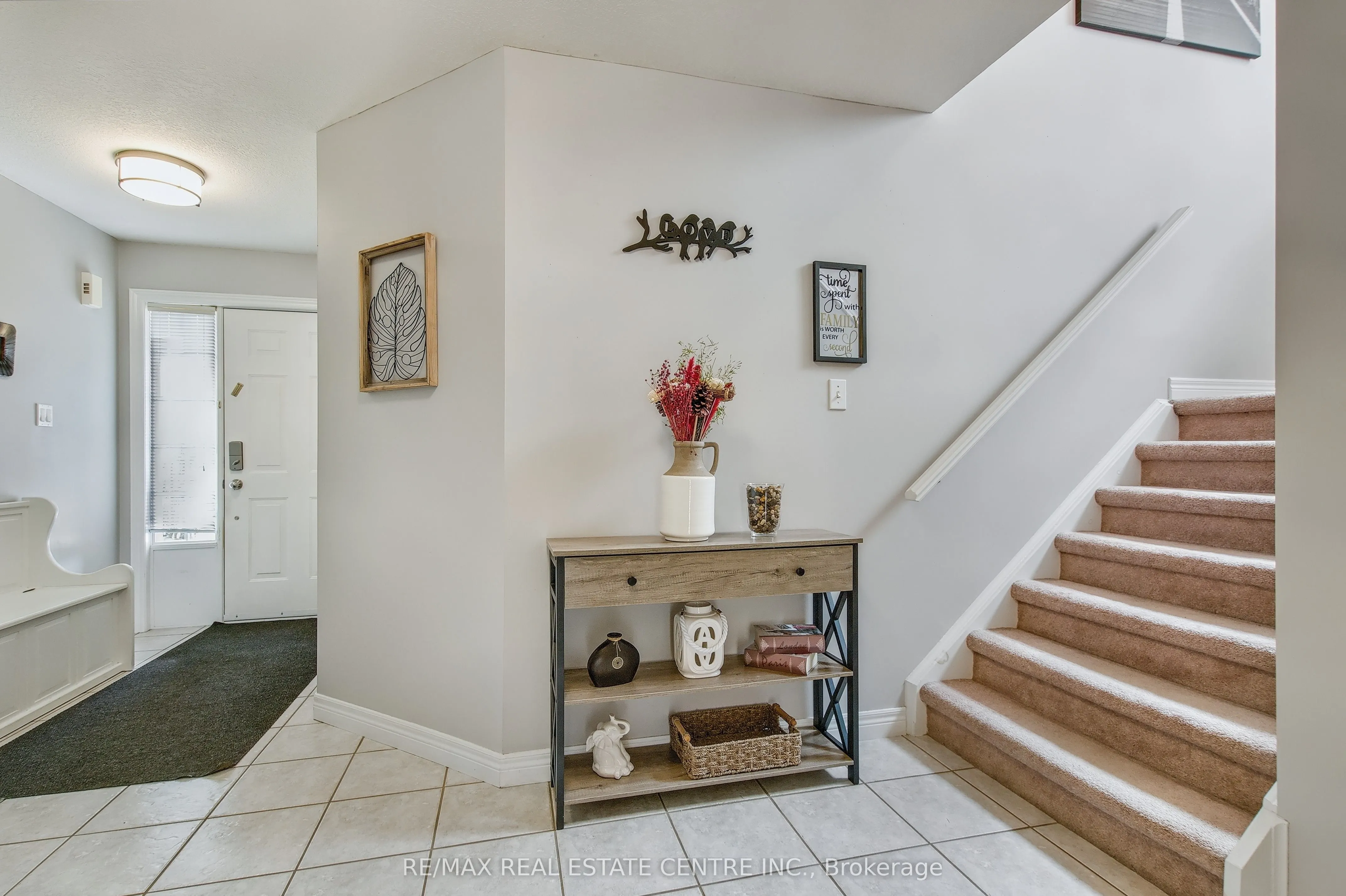 194 Hollyridge Crescent