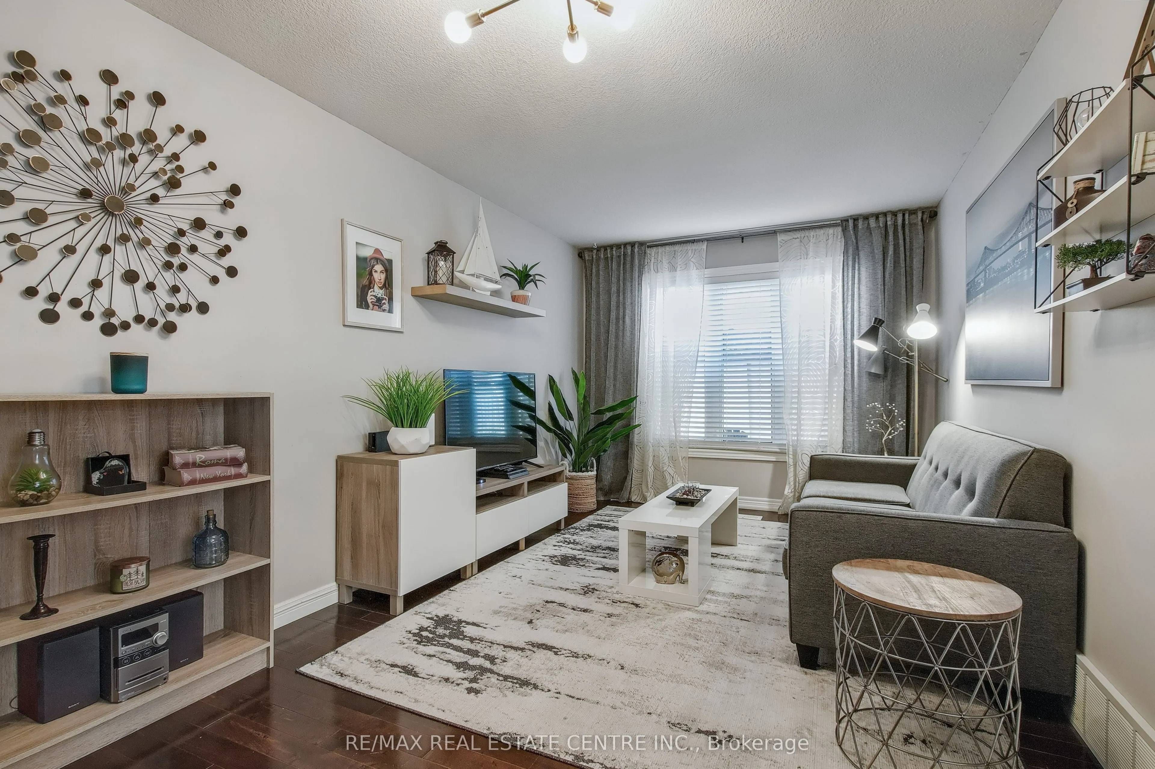 194 Hollyridge Crescent