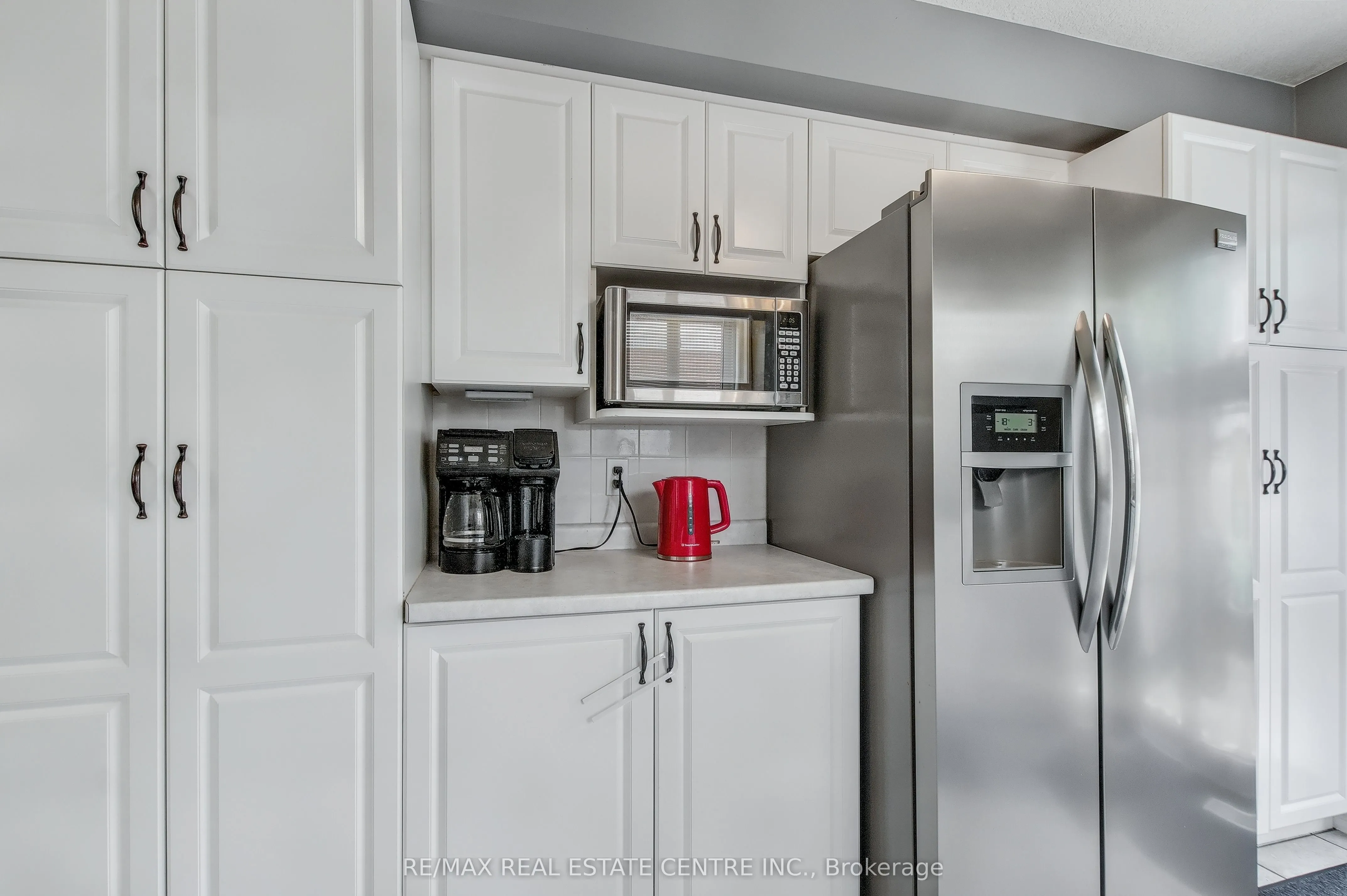 194 Hollyridge Crescent