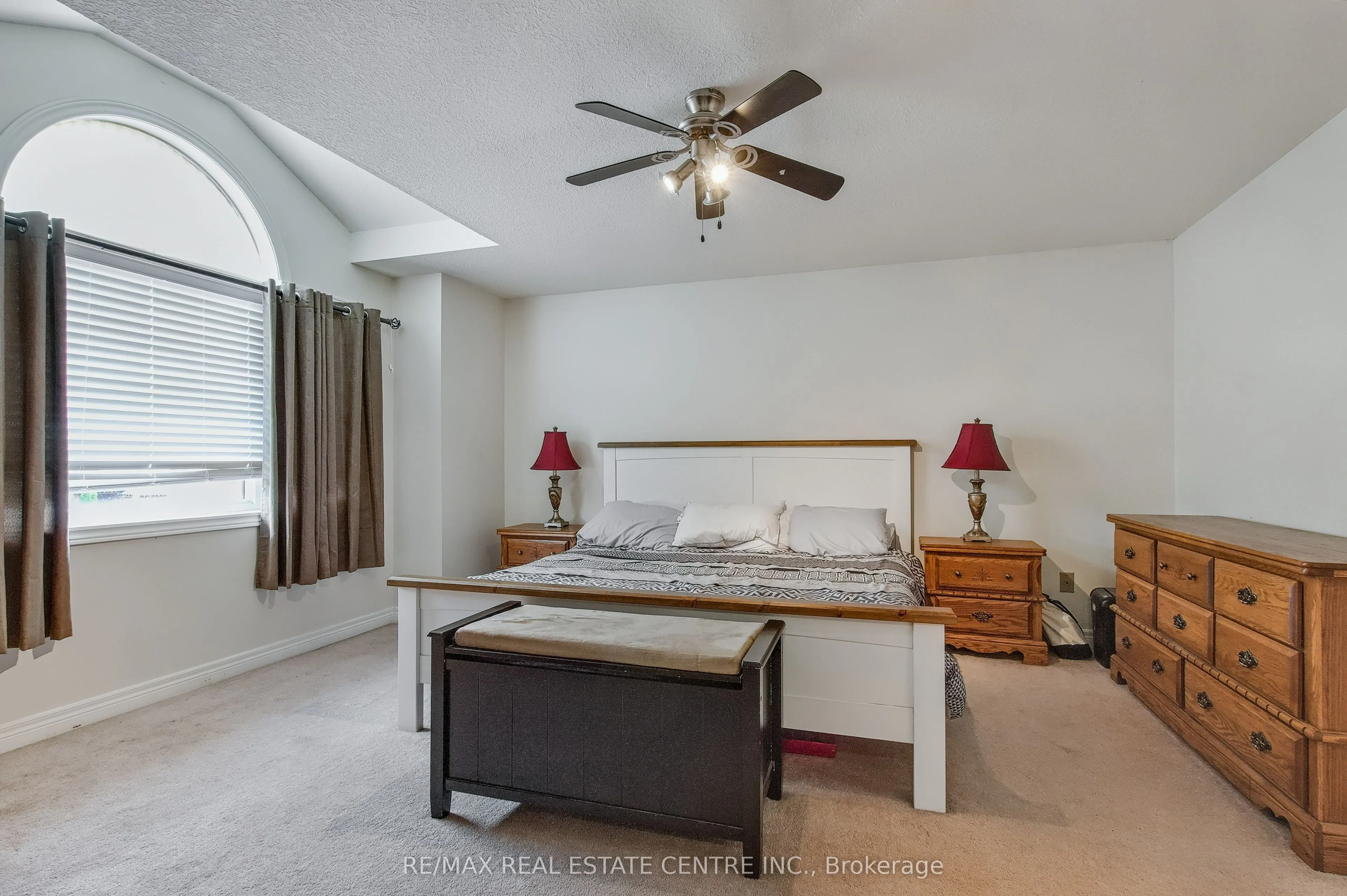 194 Hollyridge Crescent