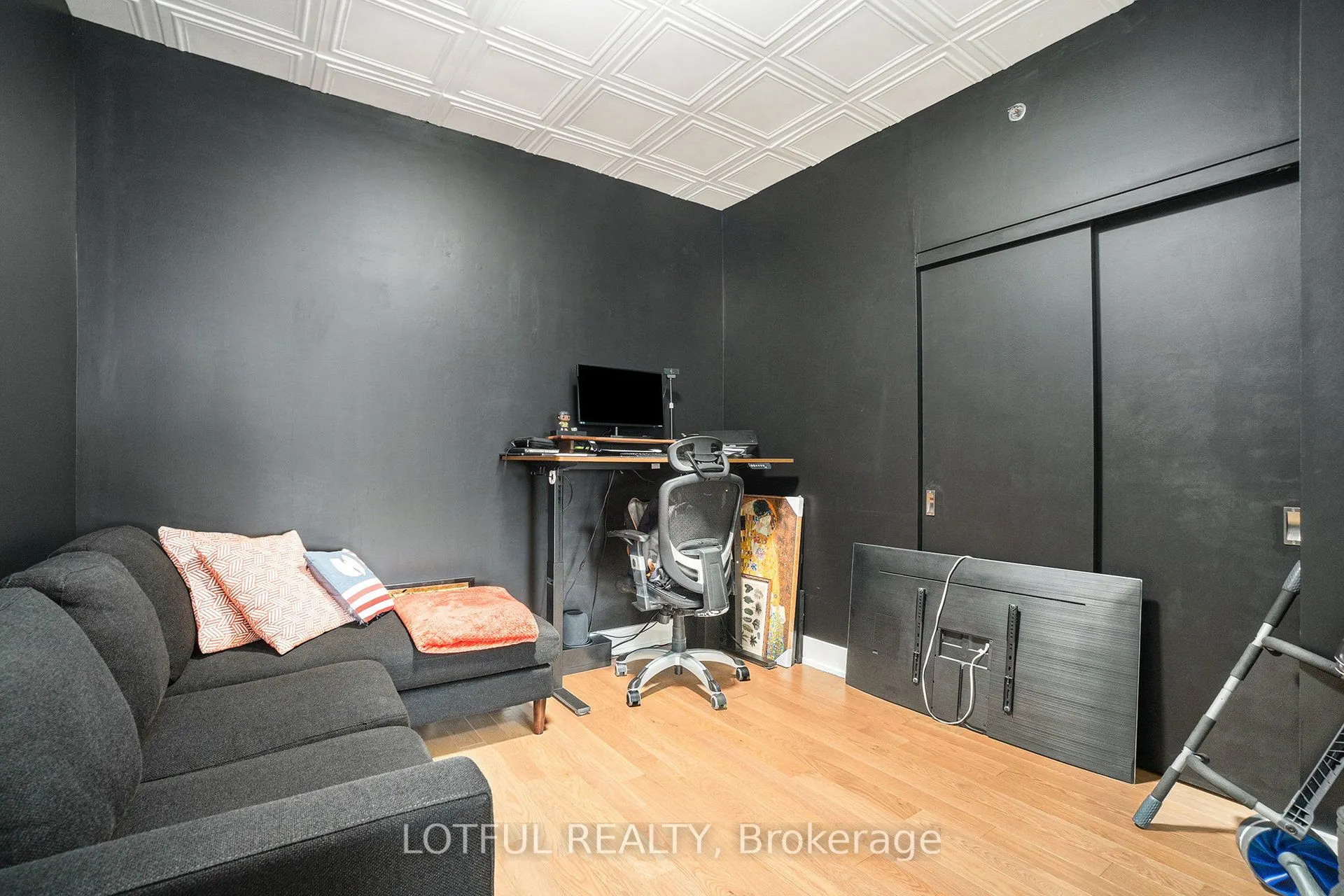 98 Richmond Road, #701