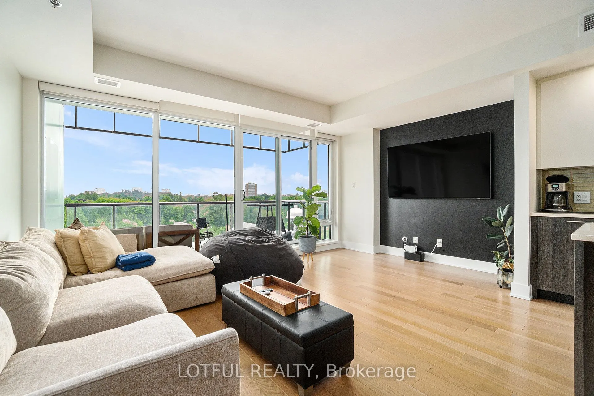 98 Richmond Road, #701