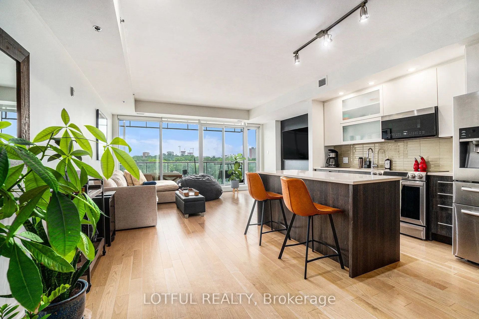 98 Richmond Road, #701