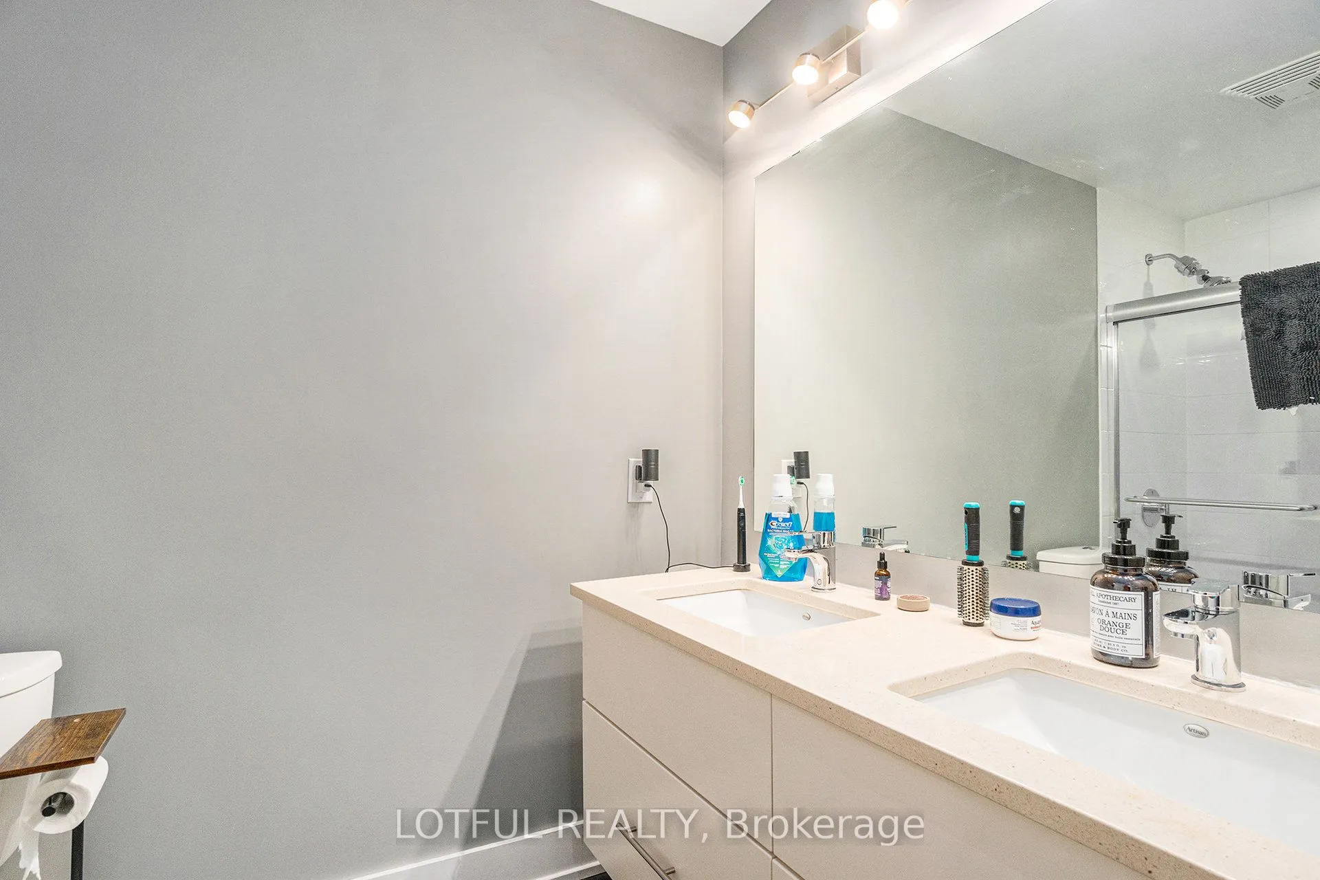 98 Richmond Road, #701