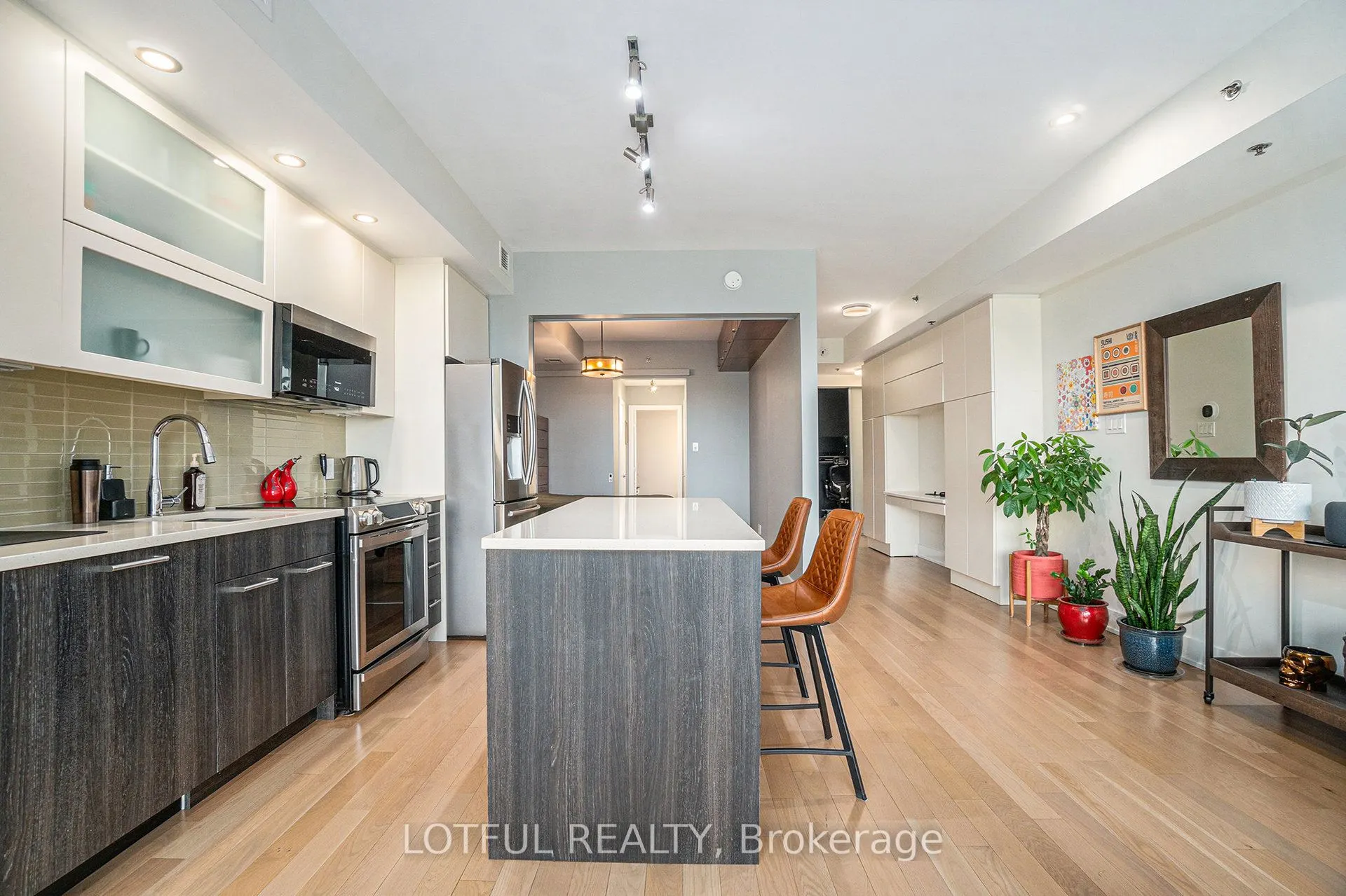 98 Richmond Road, #701