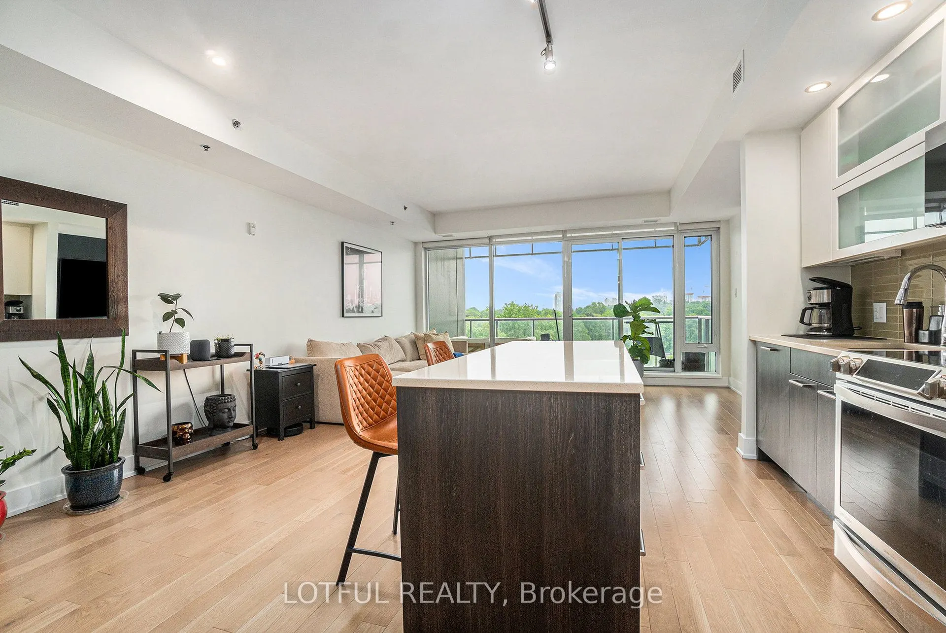 98 Richmond Road, #701