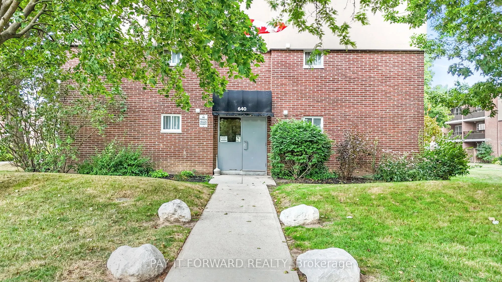 640 Grey Street, #206