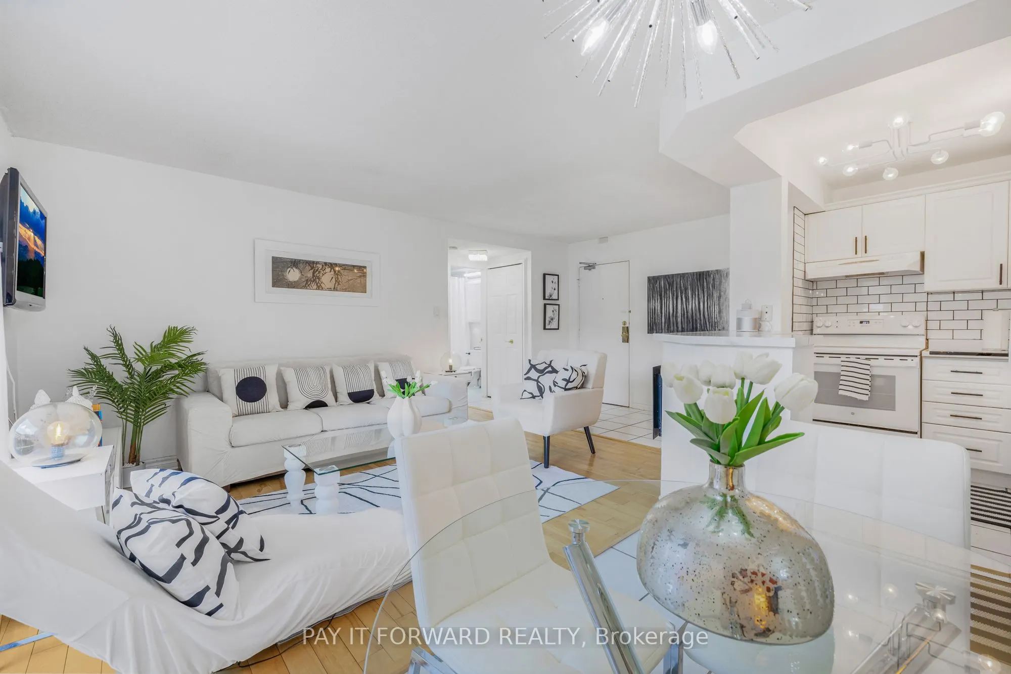 640 Grey Street, #206