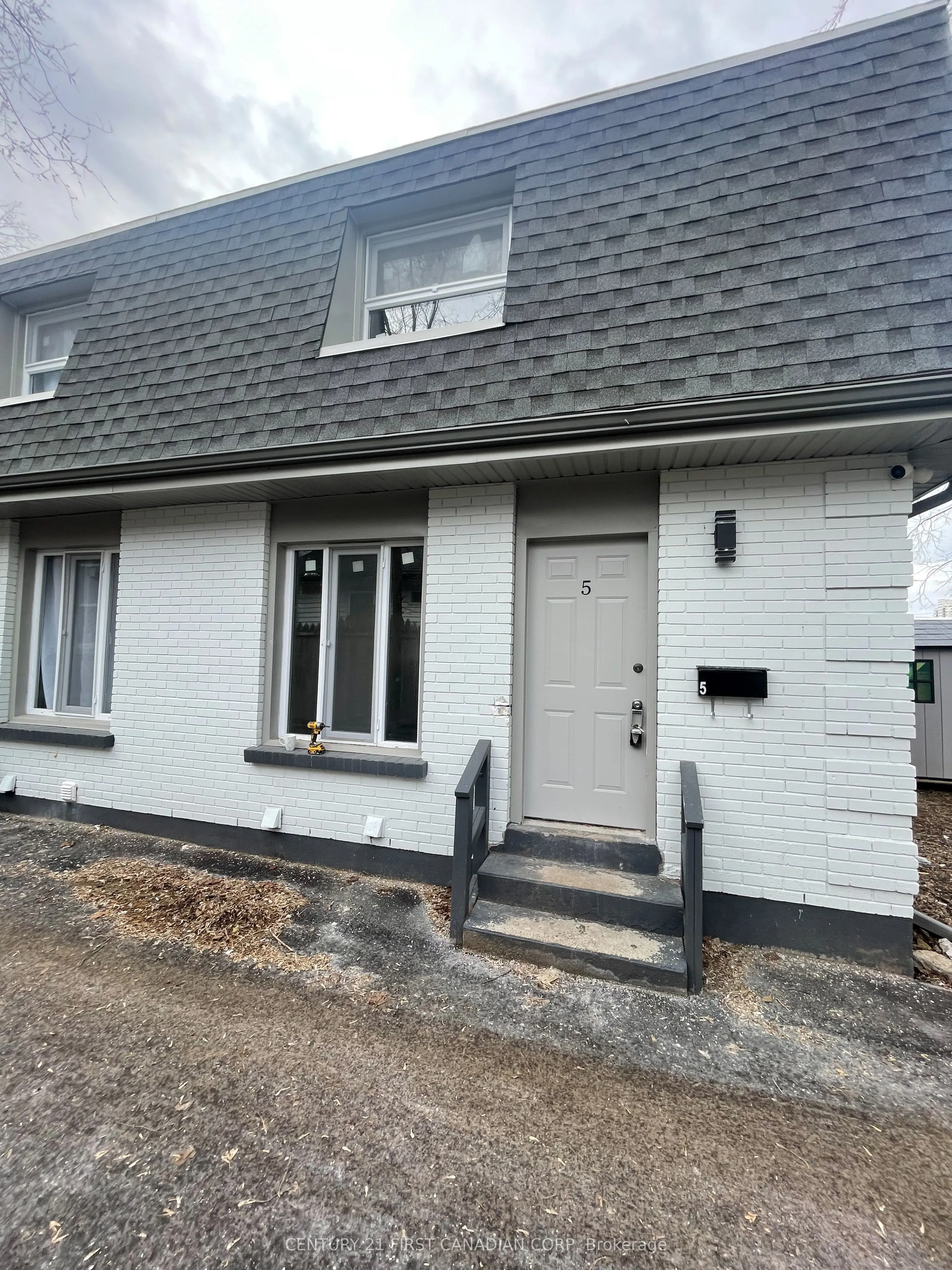 292 Simcoe Street