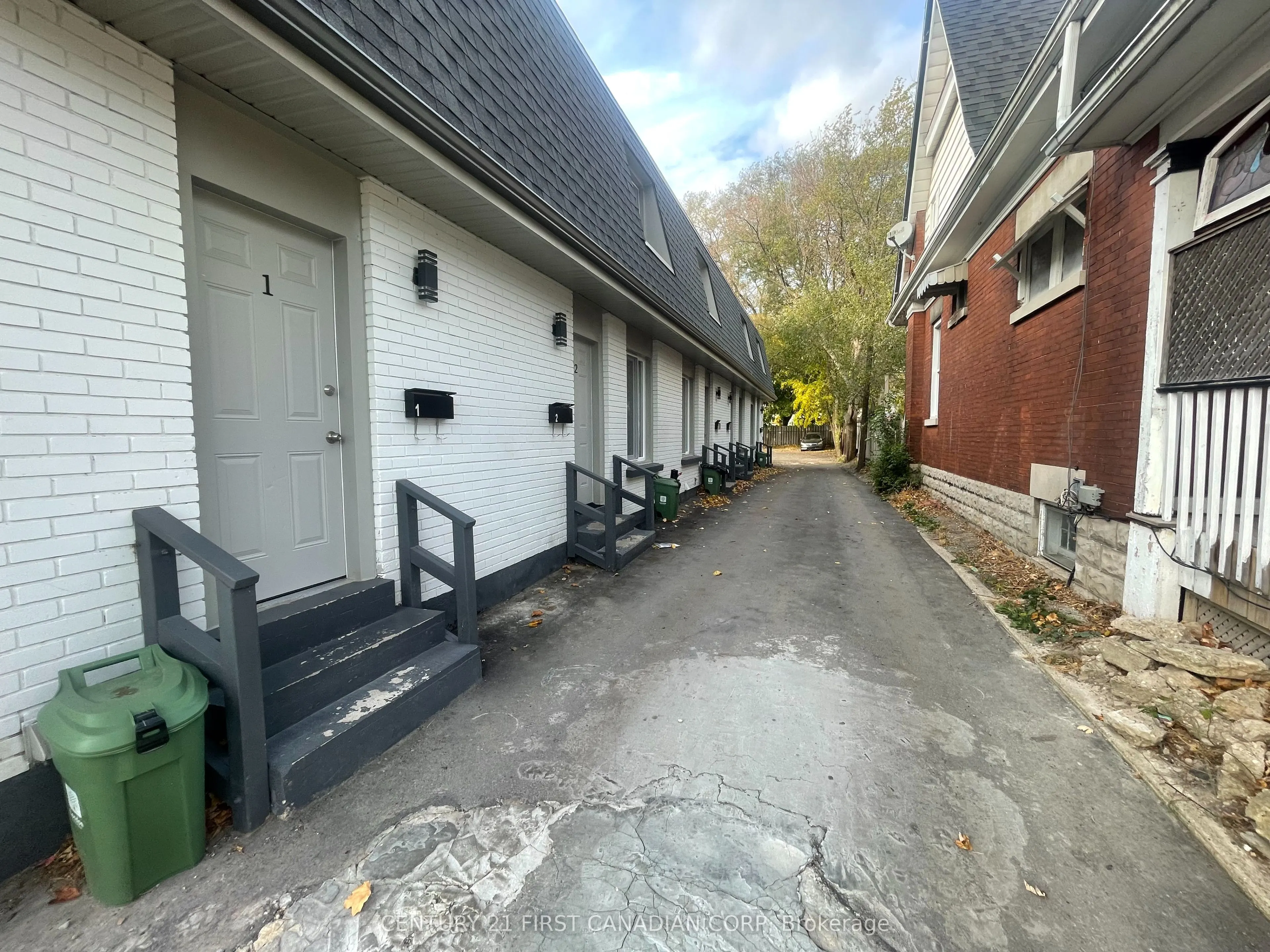 292 Simcoe Street