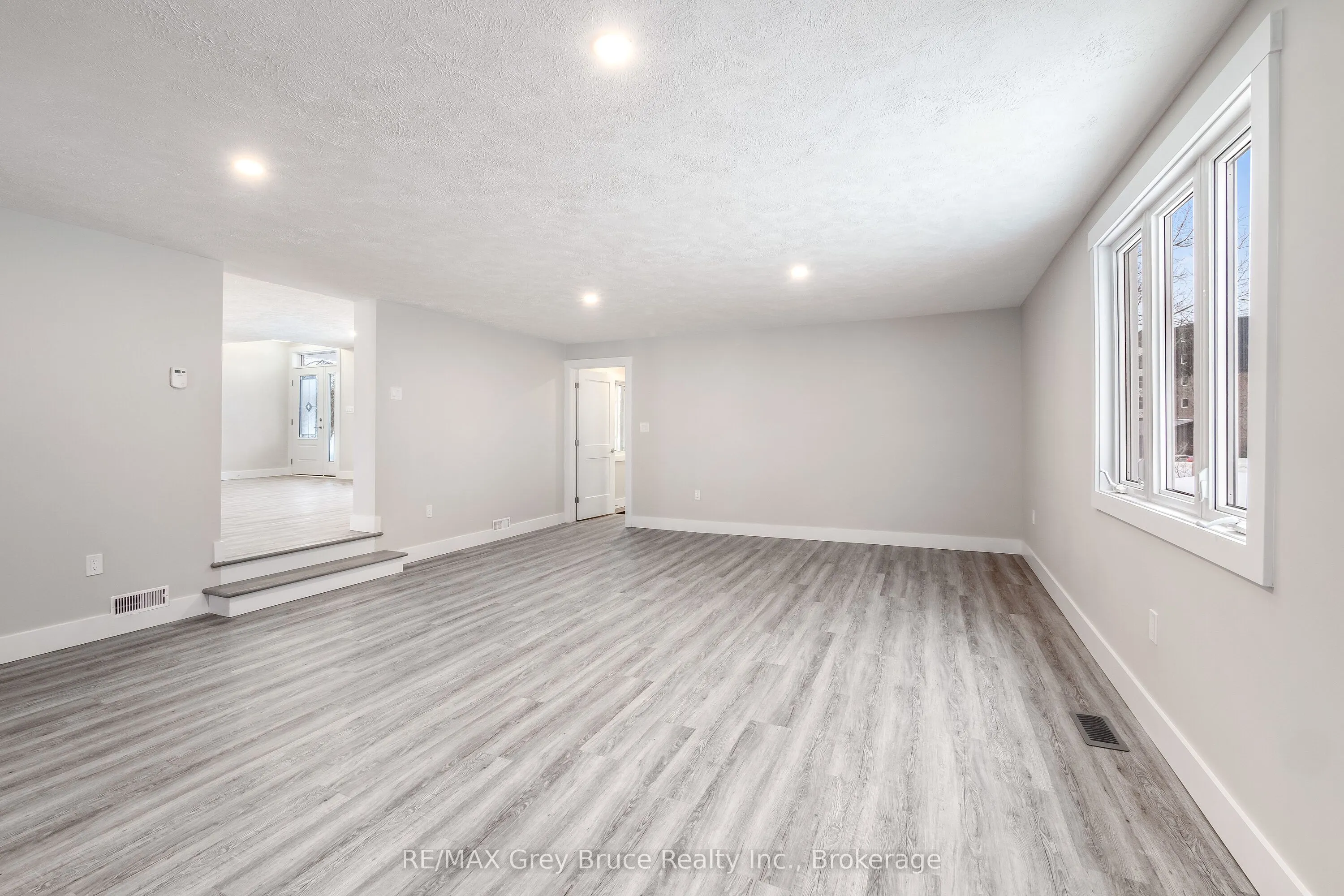 1996 6th Avenue W