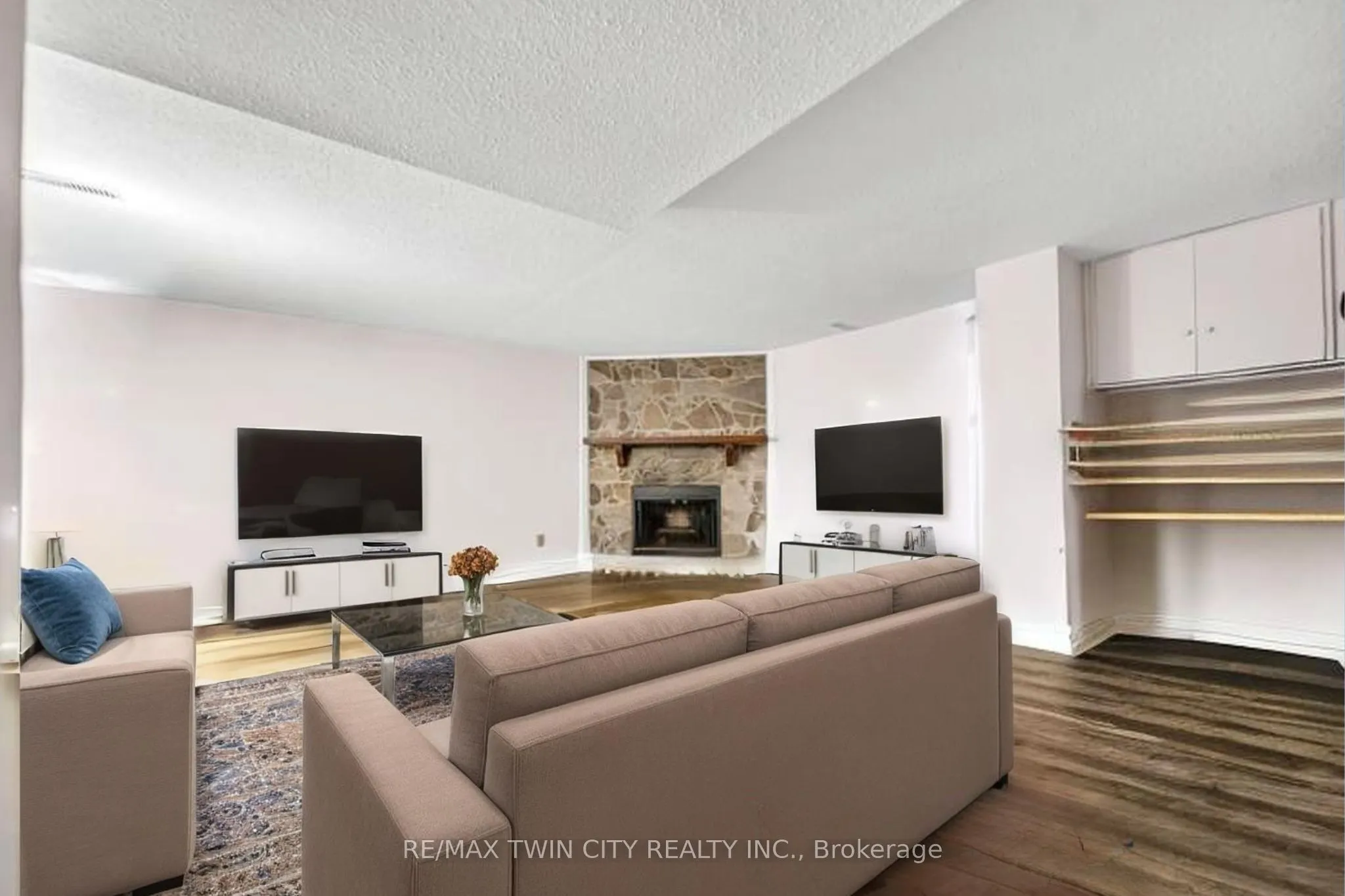 121 University Avenue E, #101