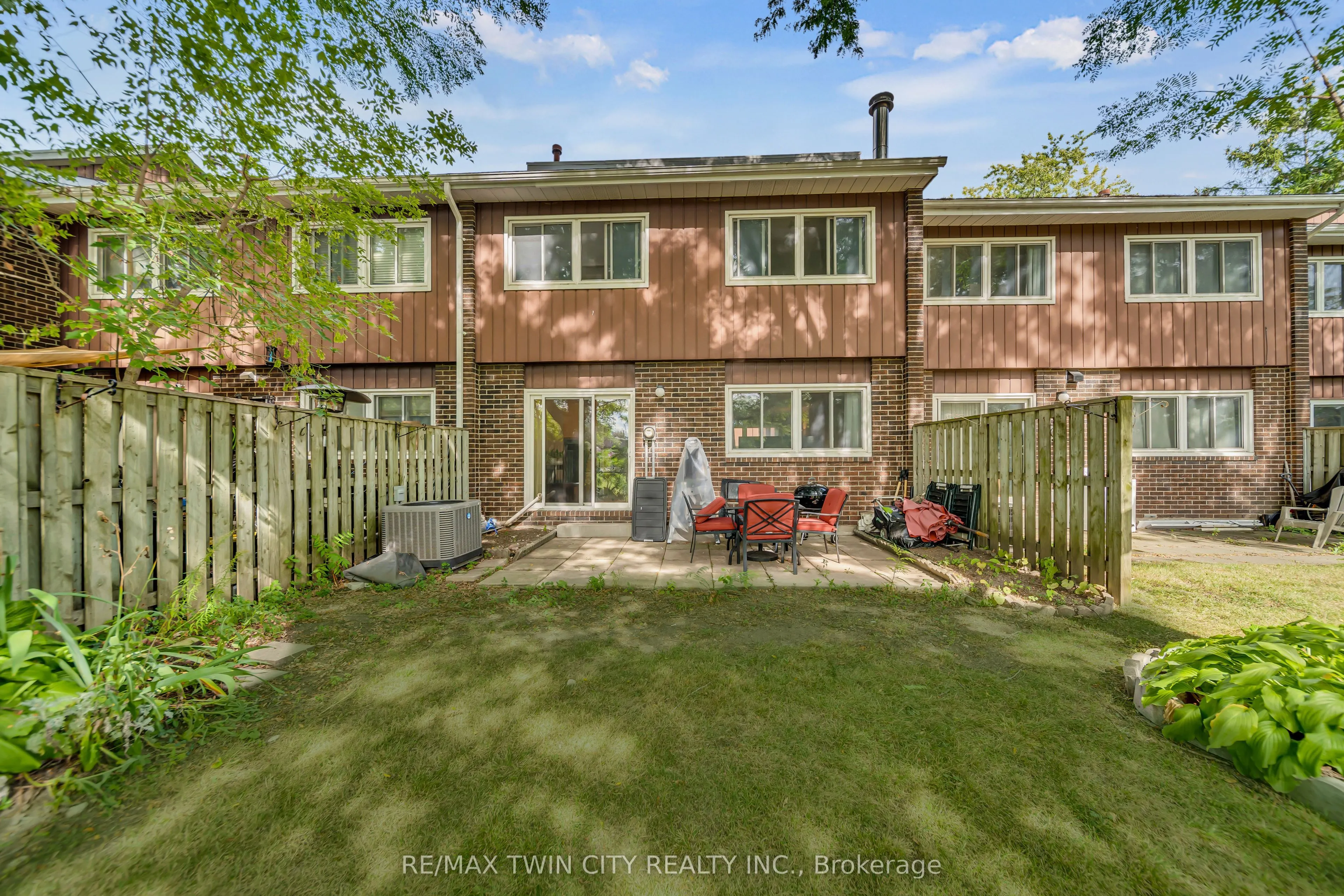 121 University Avenue E, #101