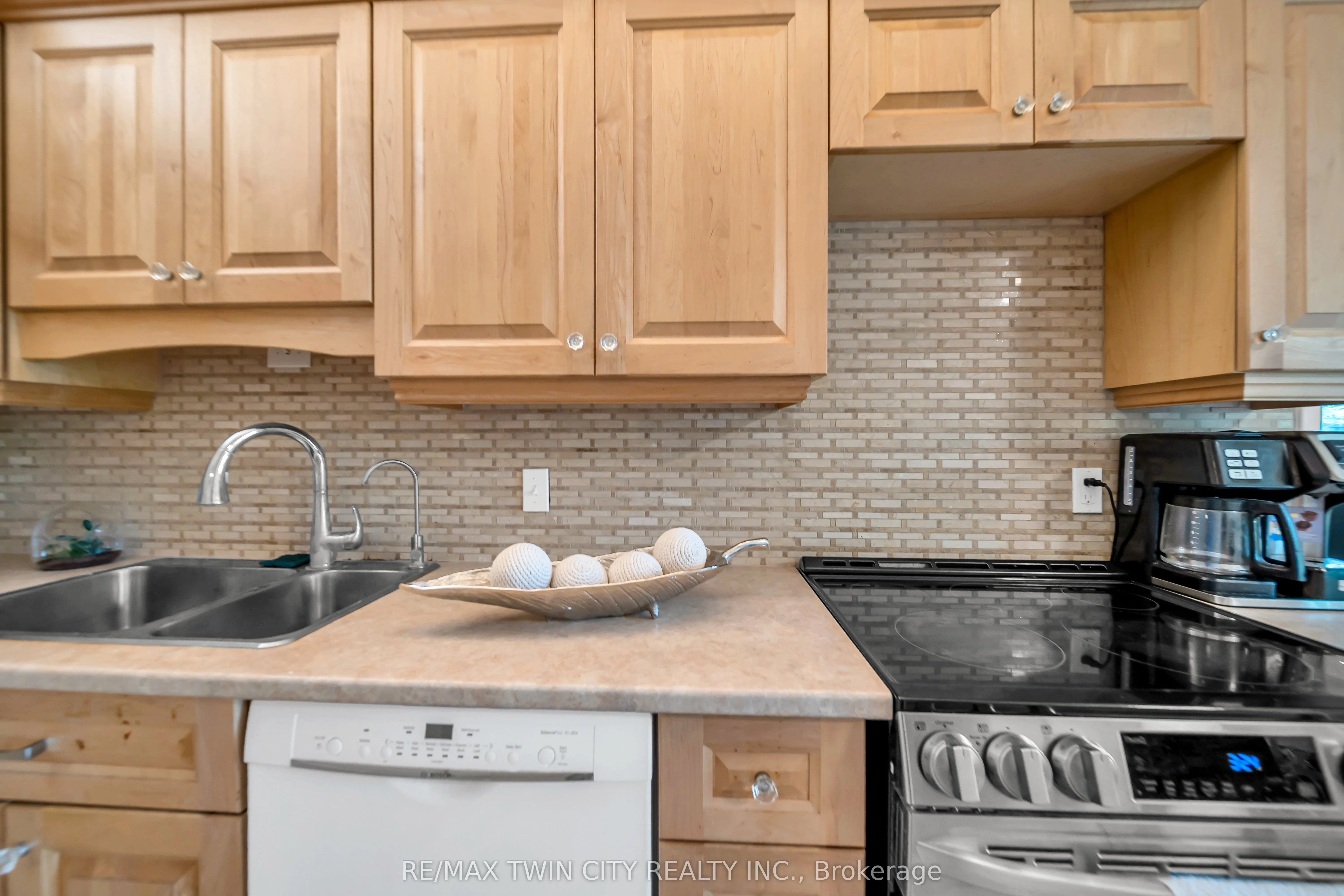 121 University Avenue E, #101