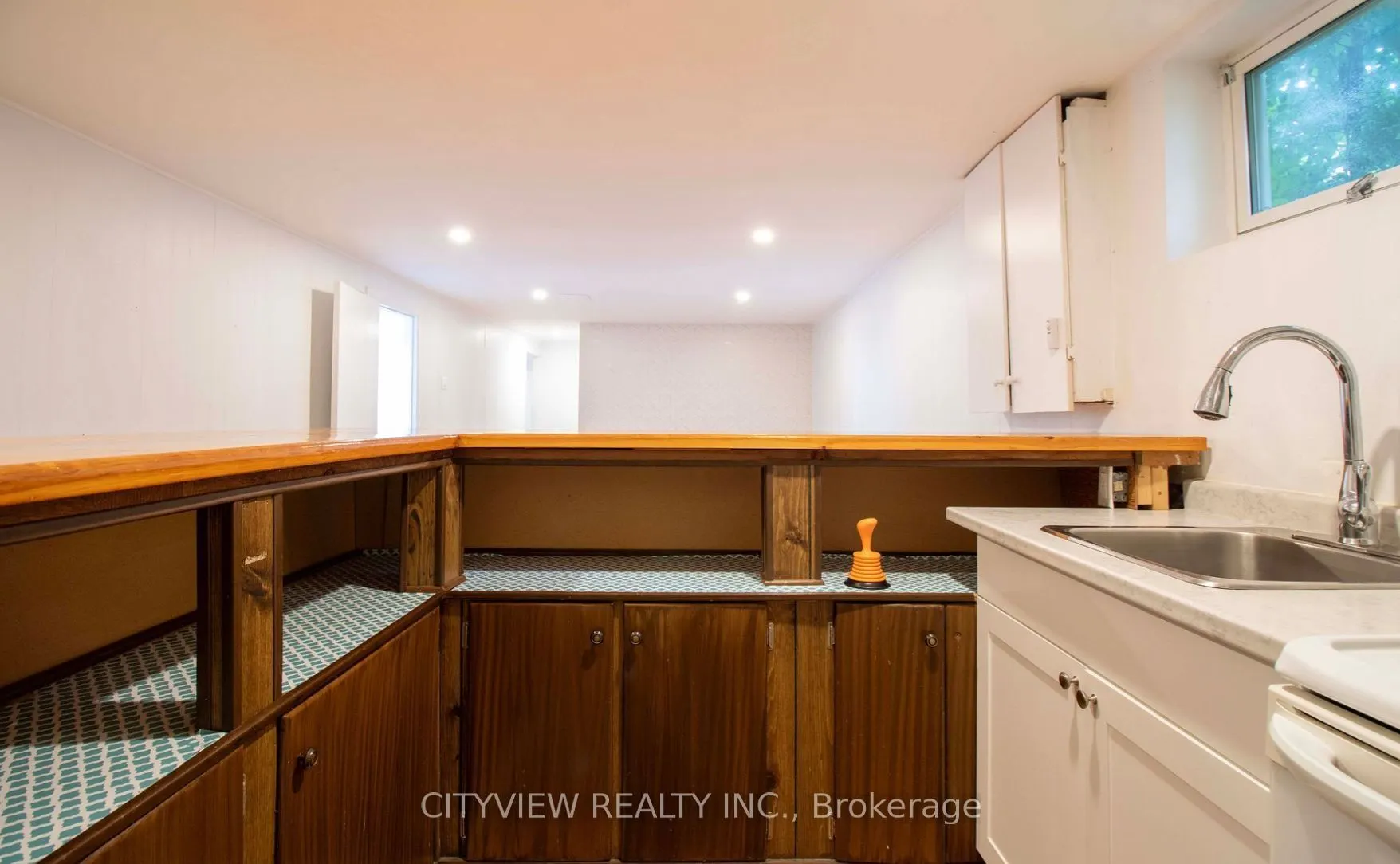 8 Joncaire Place