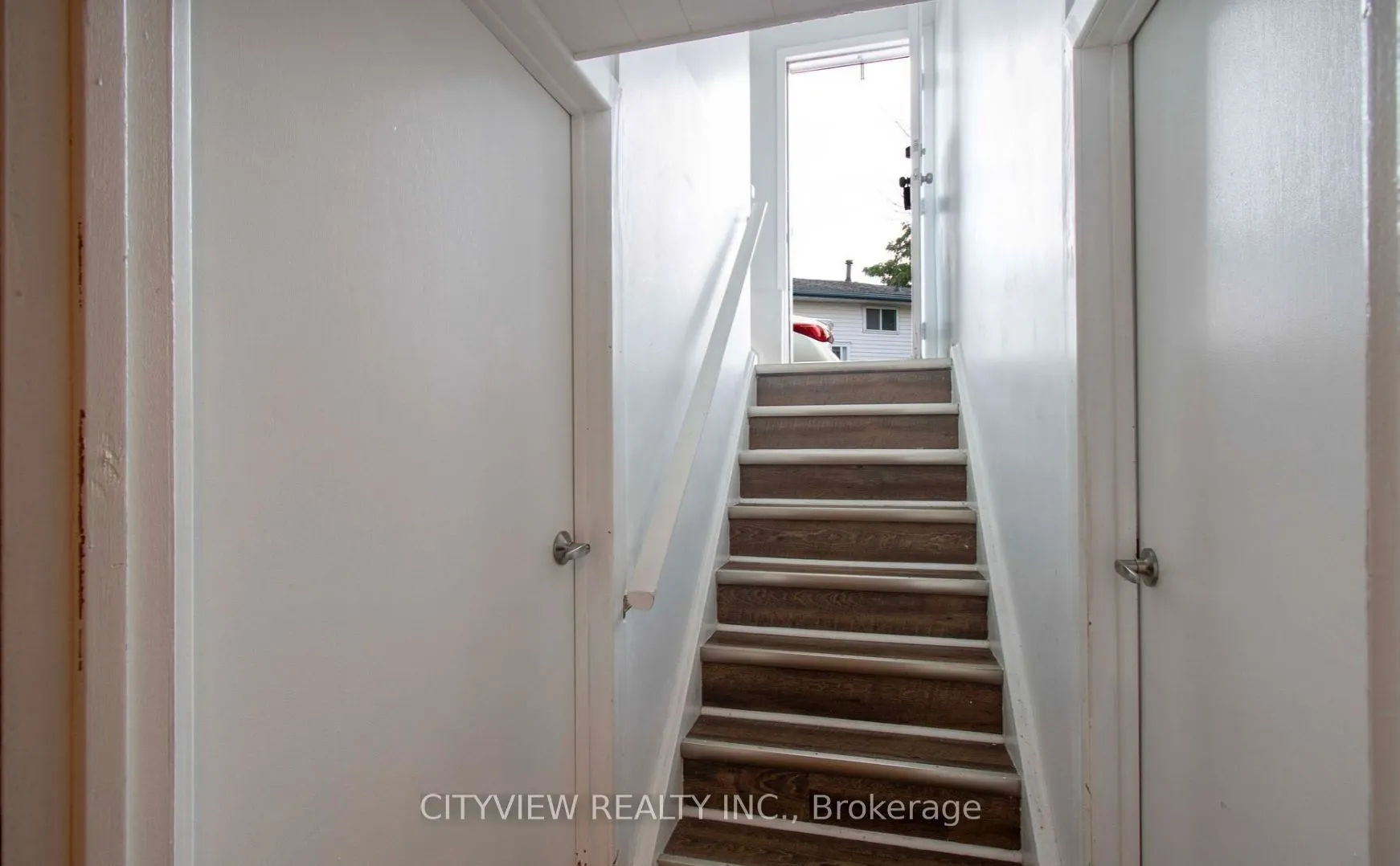 8 Joncaire Place