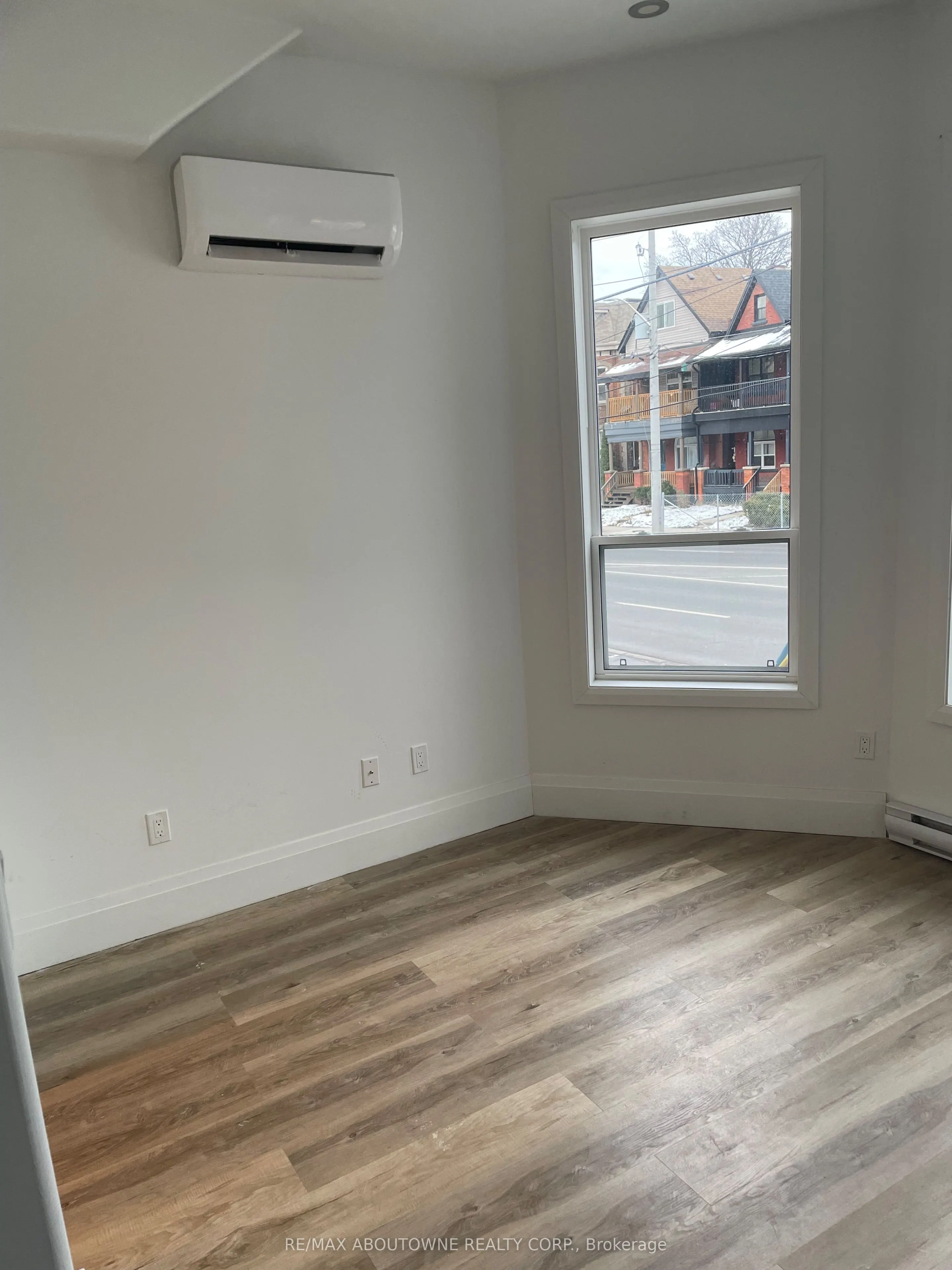66 Wellington Street S, #101