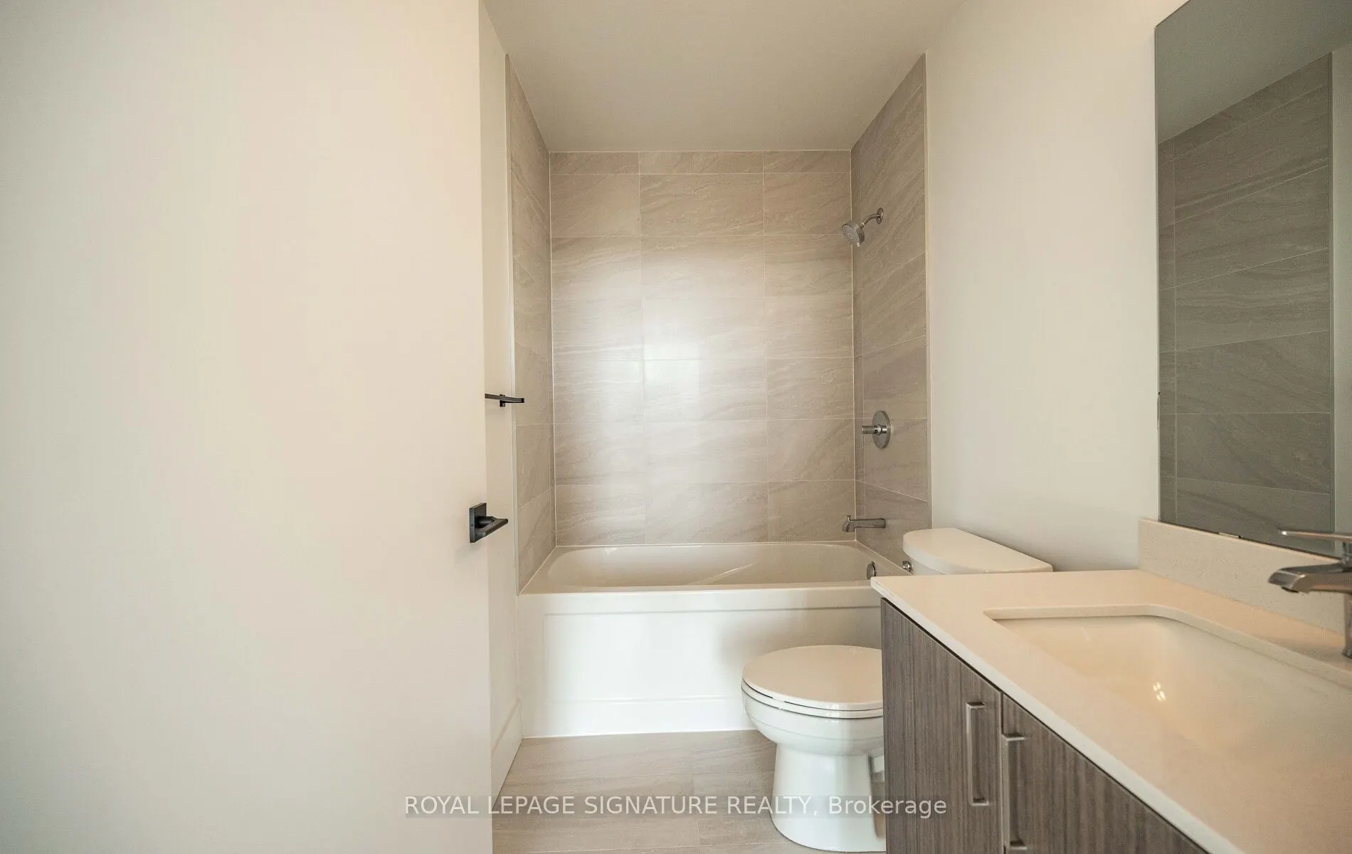 2782 Barton Street E, #1419