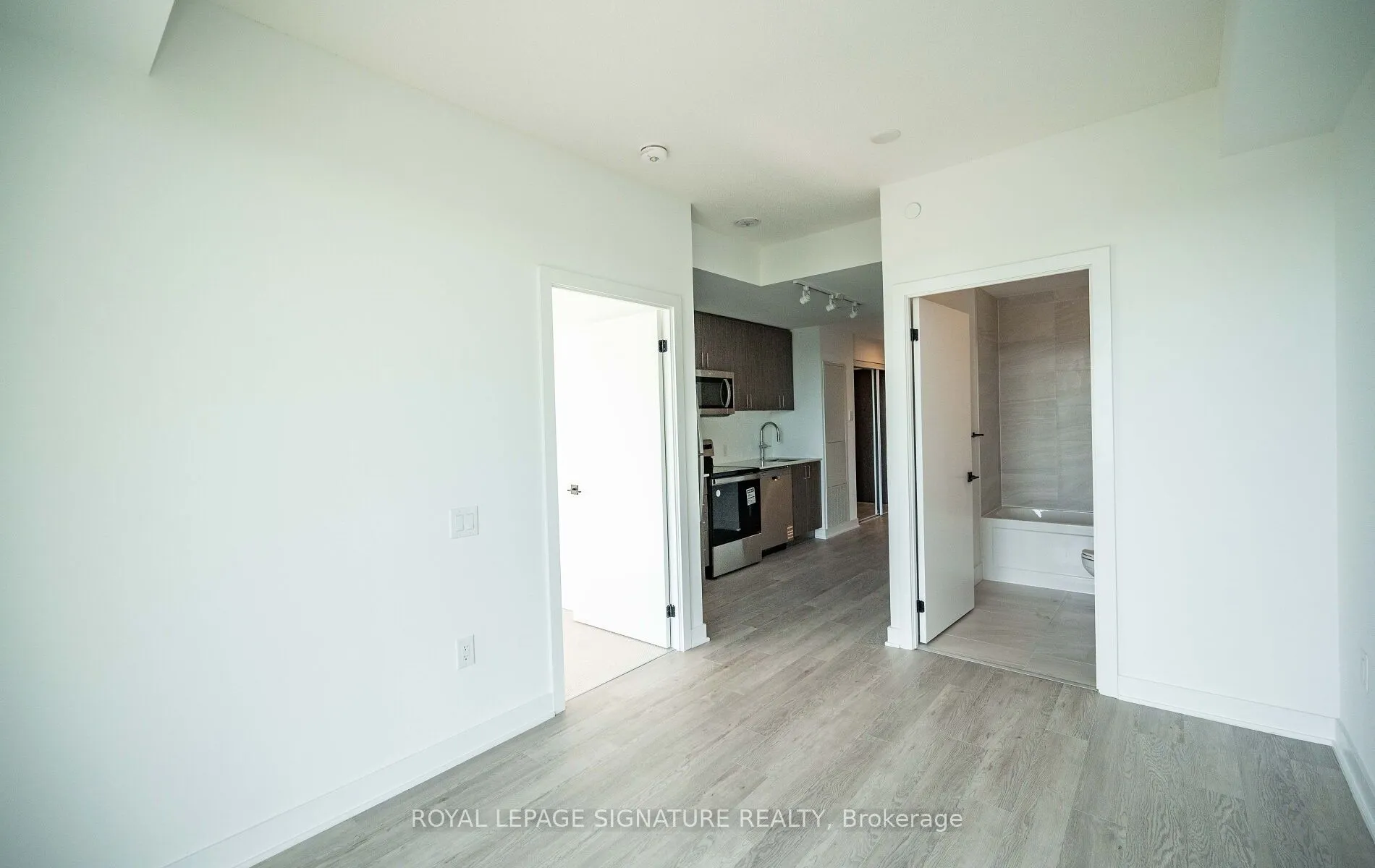 2782 Barton Street E, #1419