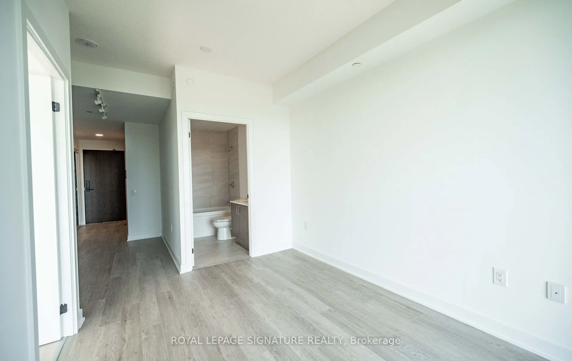 2782 Barton Street E, #1419