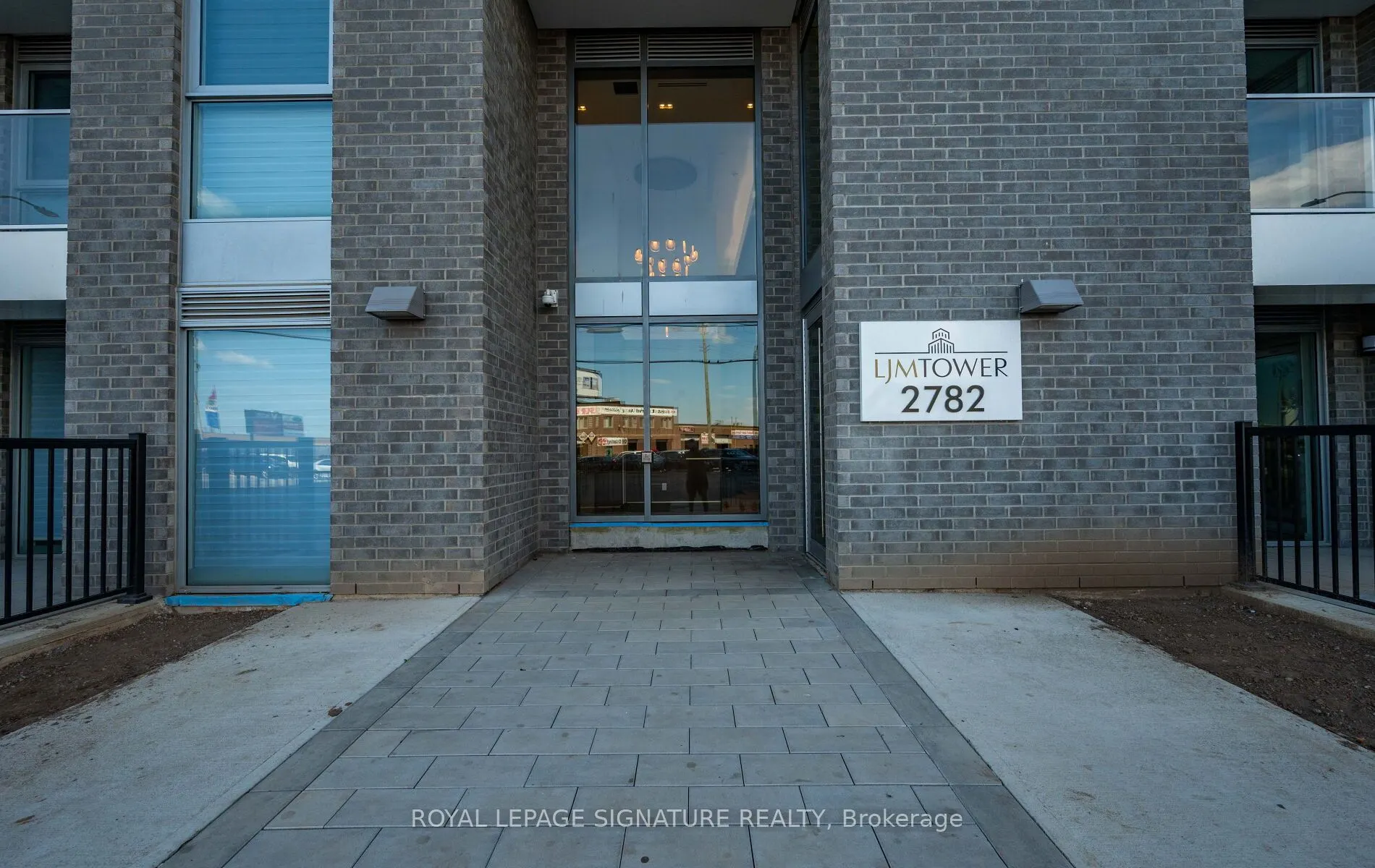 2782 Barton Street E, #1419