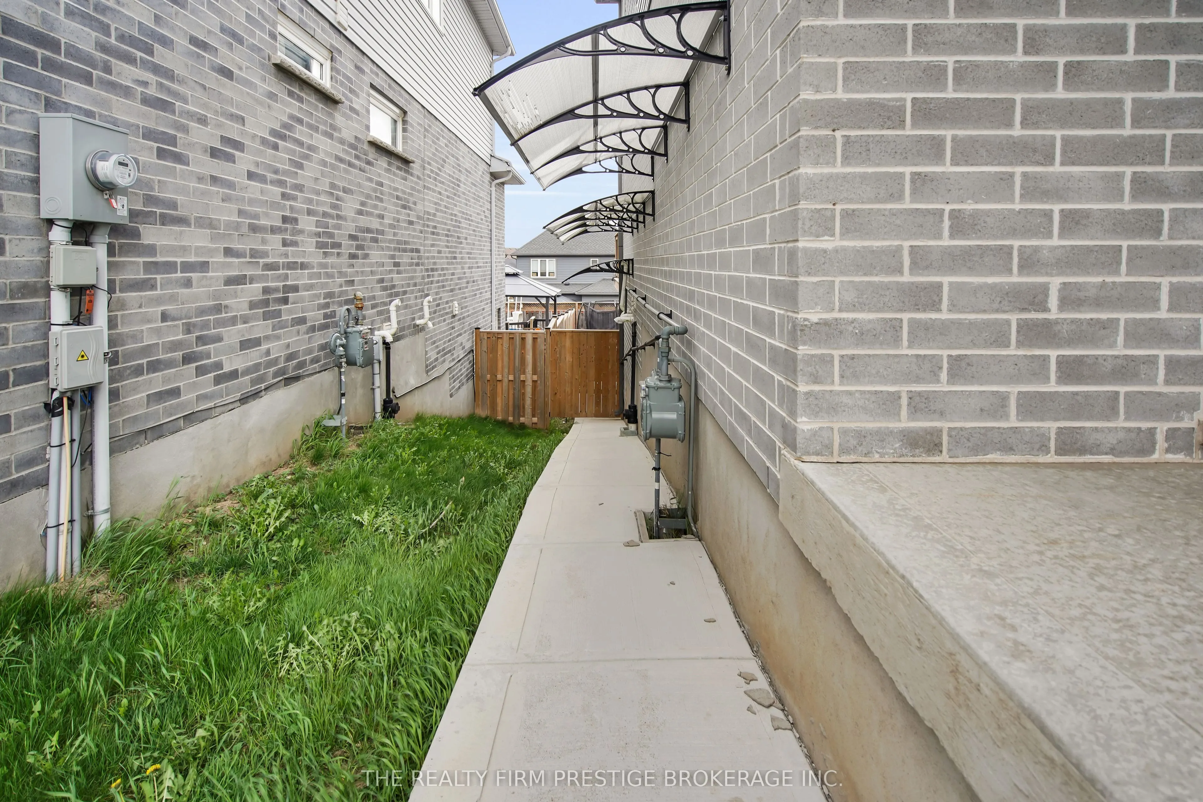 2528 Holbrook - Lower Drive