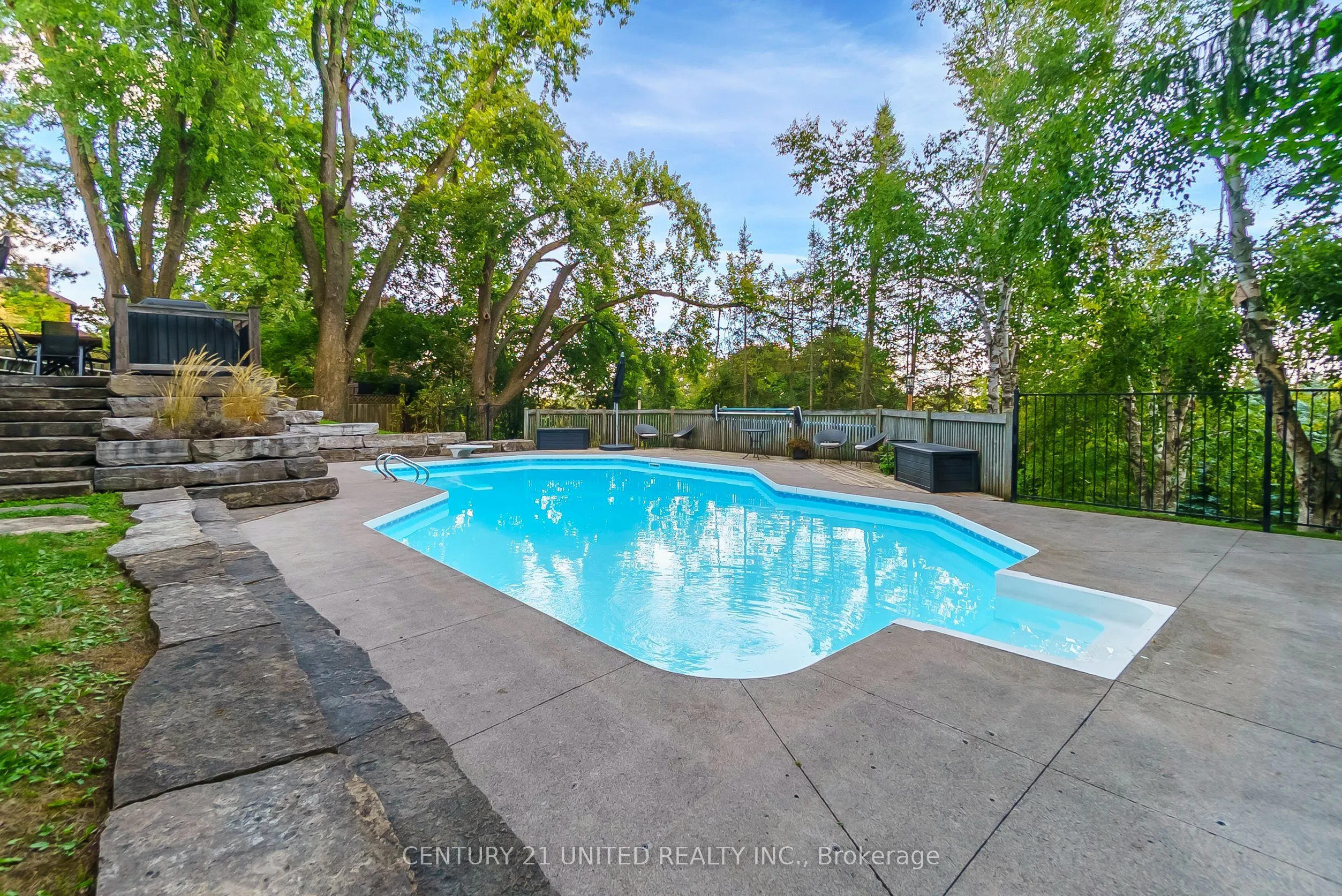 1542 Champlain Drive
