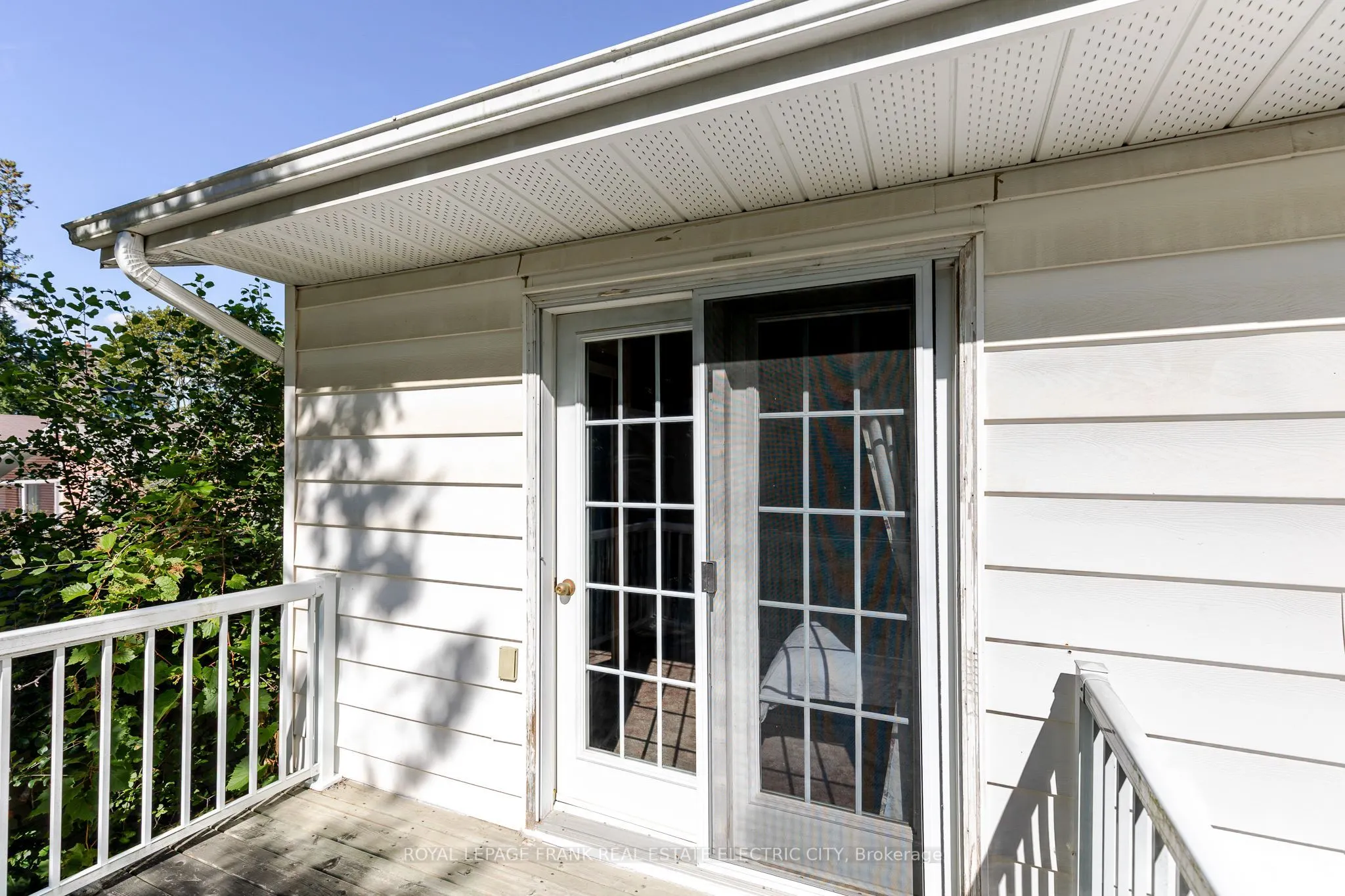 1696 Applewood Crescent