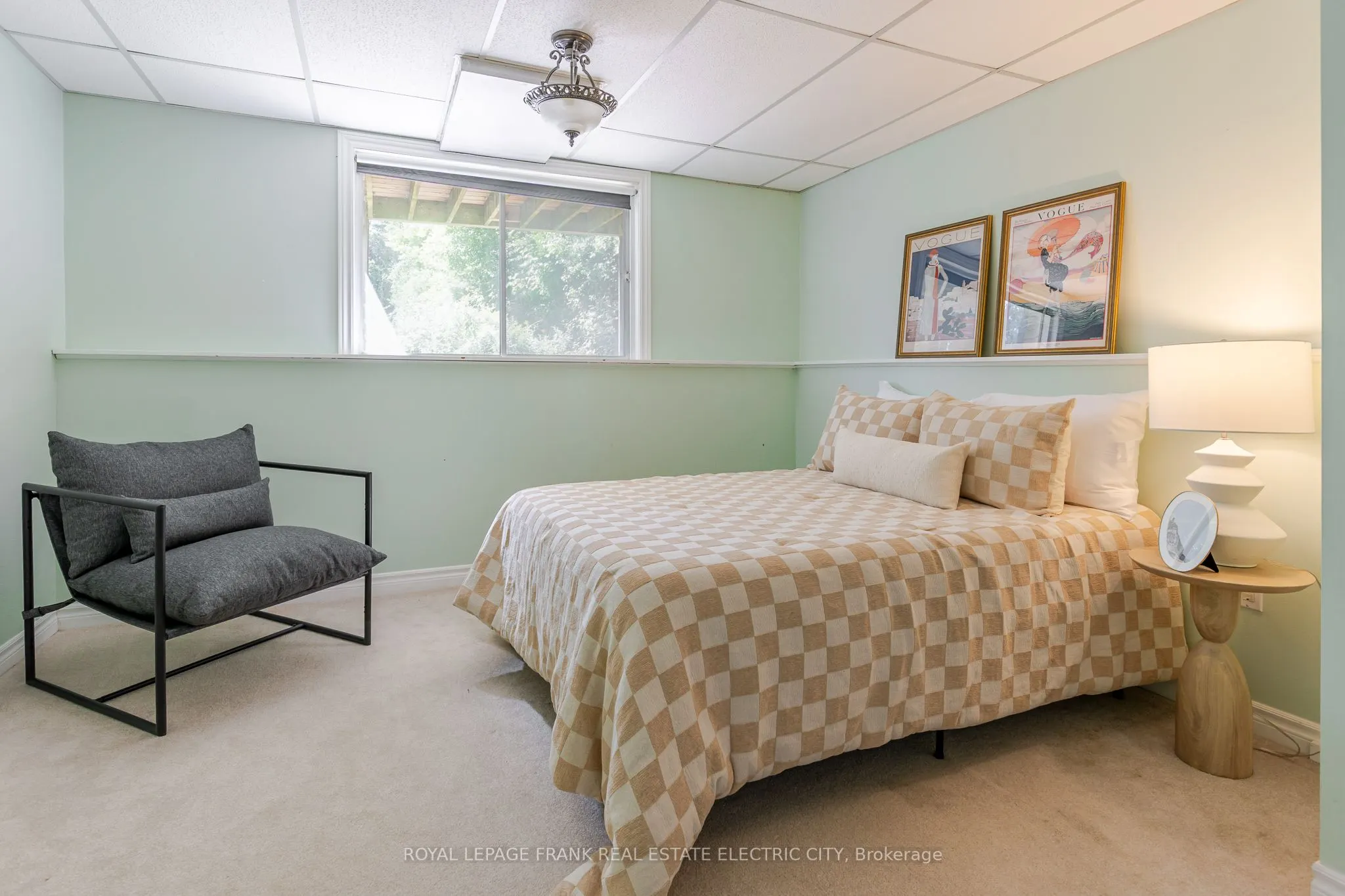 1696 Applewood Crescent