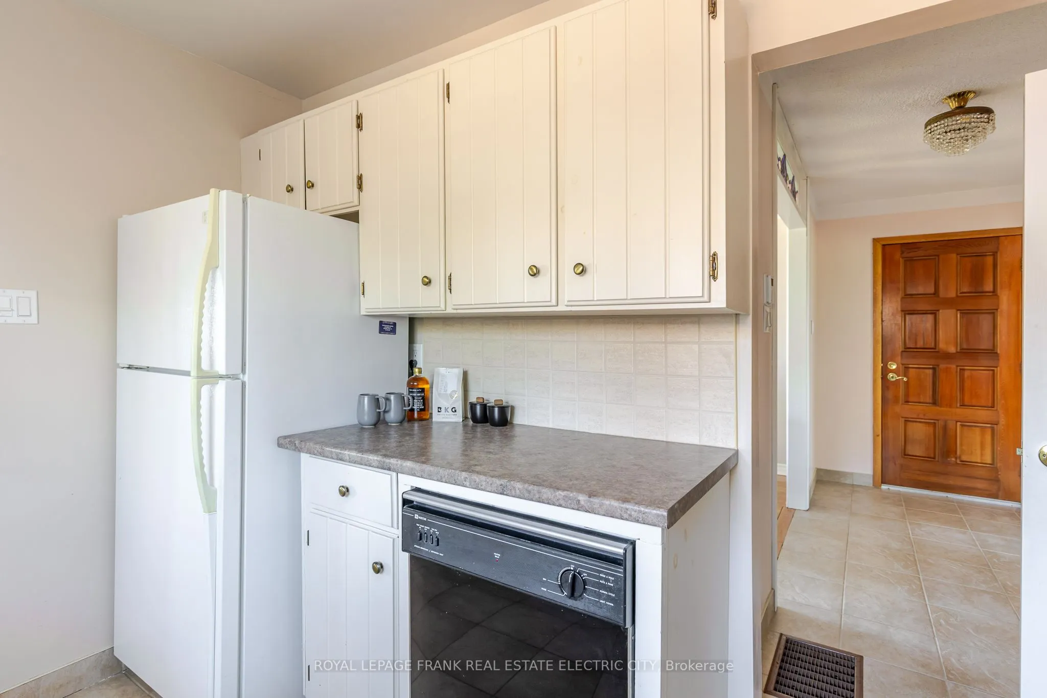 1696 Applewood Crescent